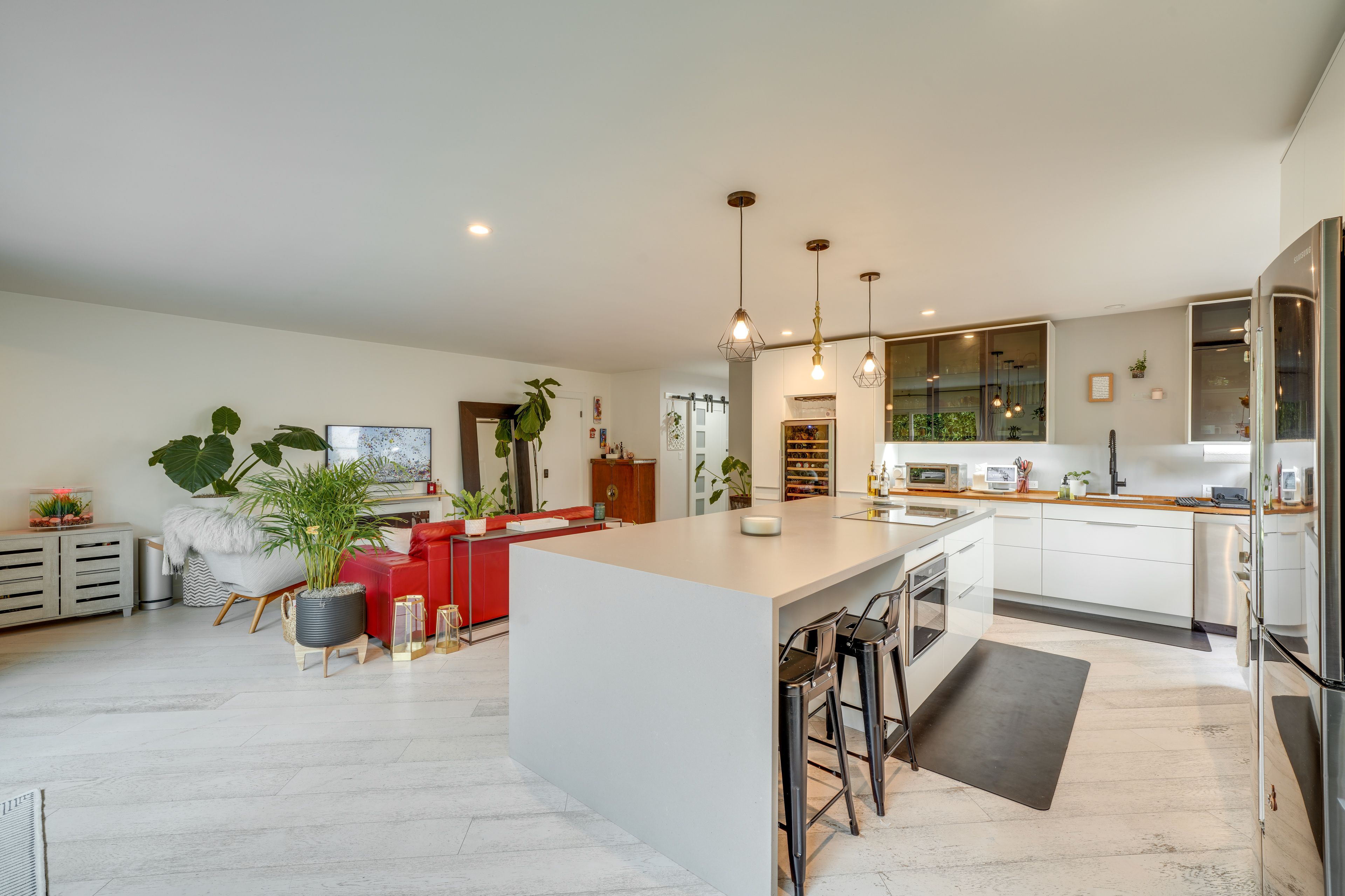 Dining Bar | Dishware/Flatware