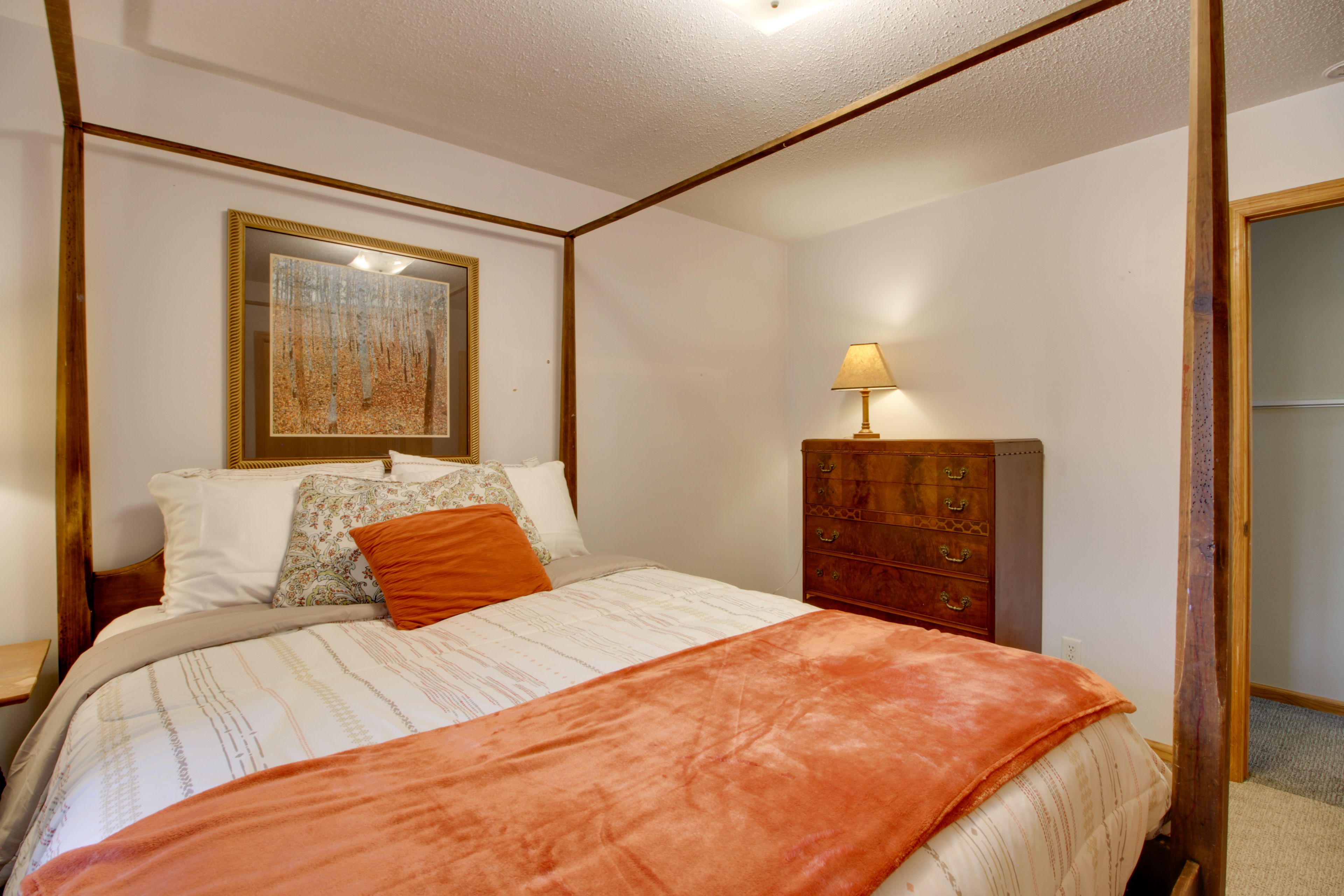 Bedroom 3 | Queen Bed