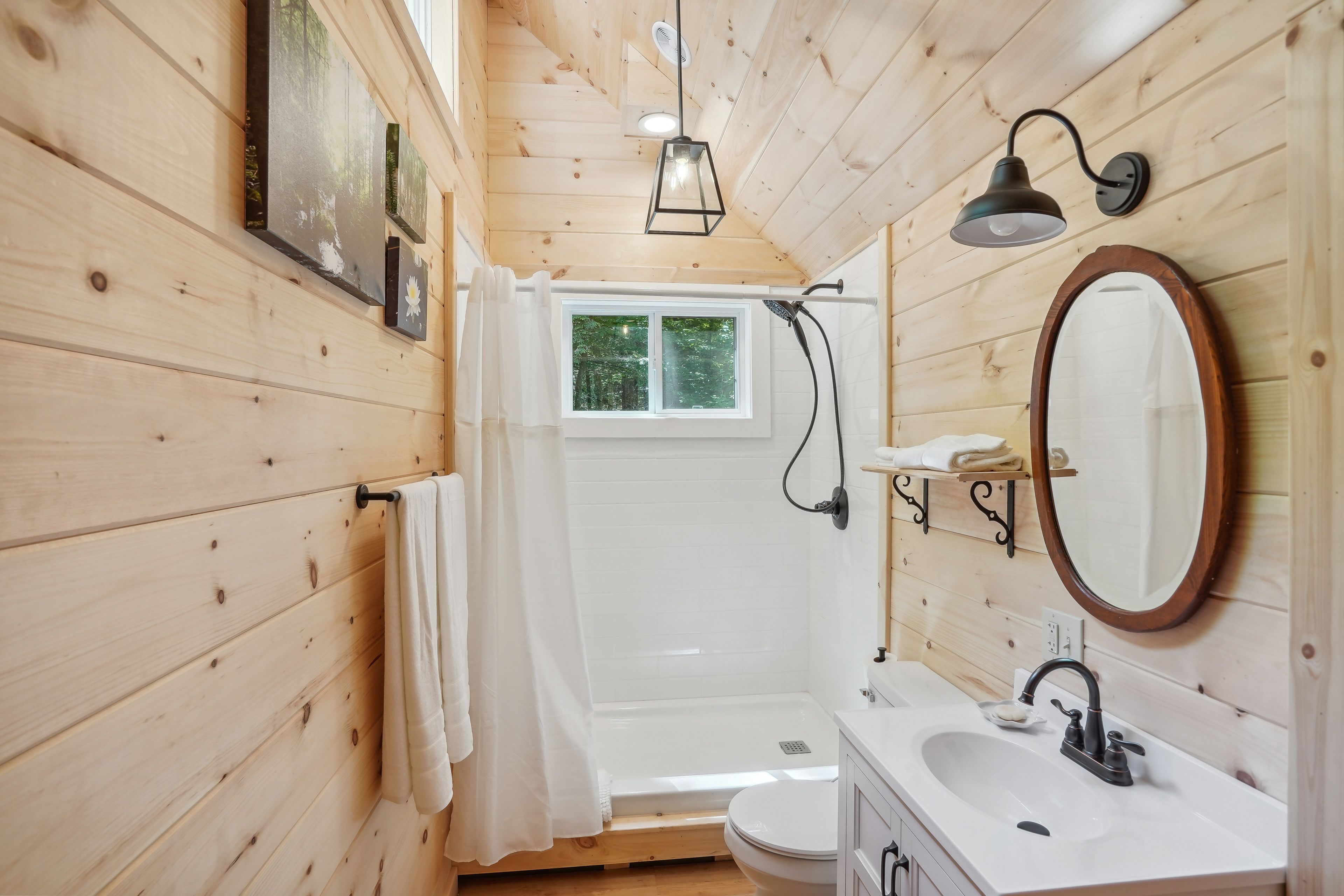 Full Bathroom | Linens & Towels | Complimentary Toiletries