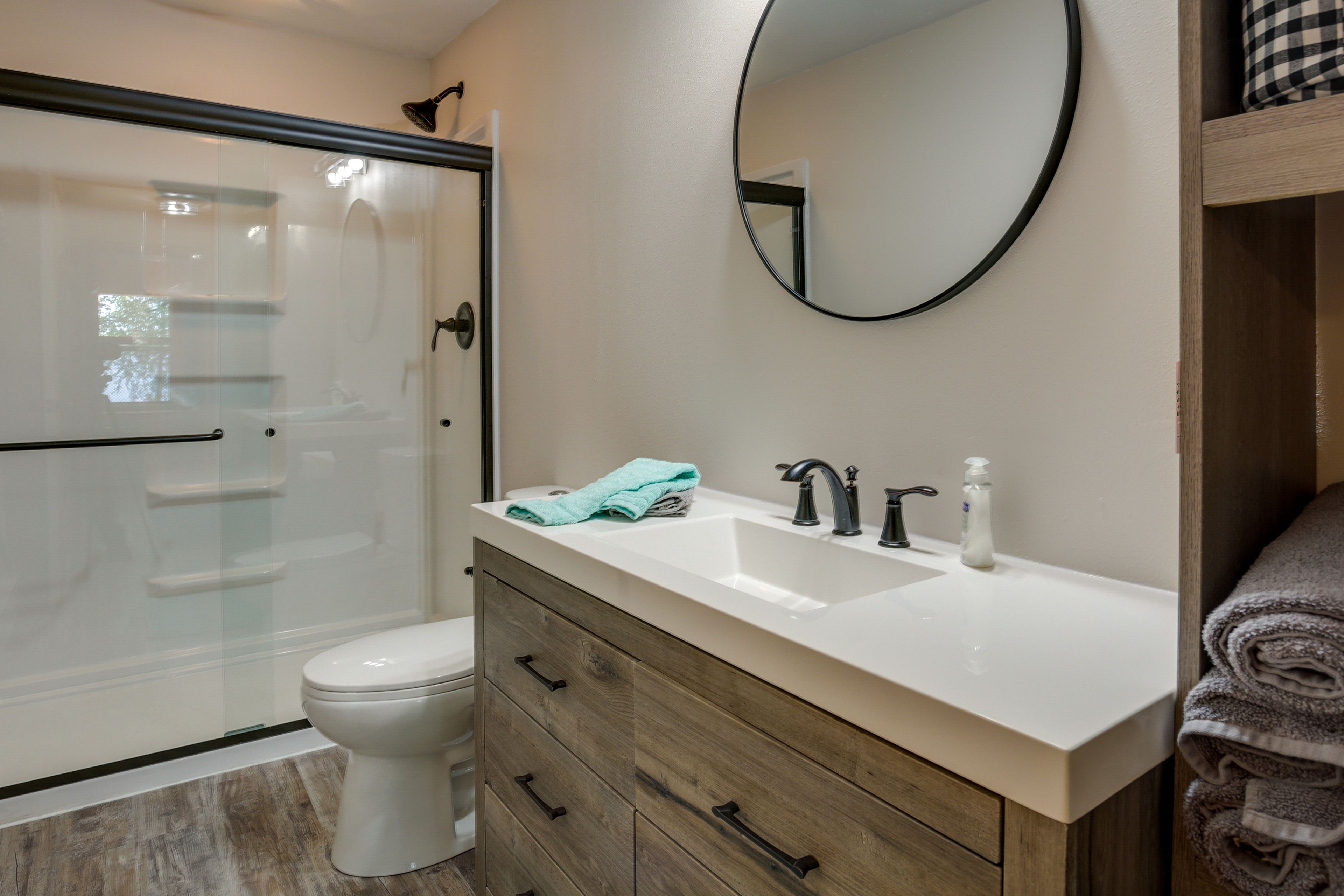 Full Bathroom | 1st Floor | Towels Not Provided | Complimentary Toiletries