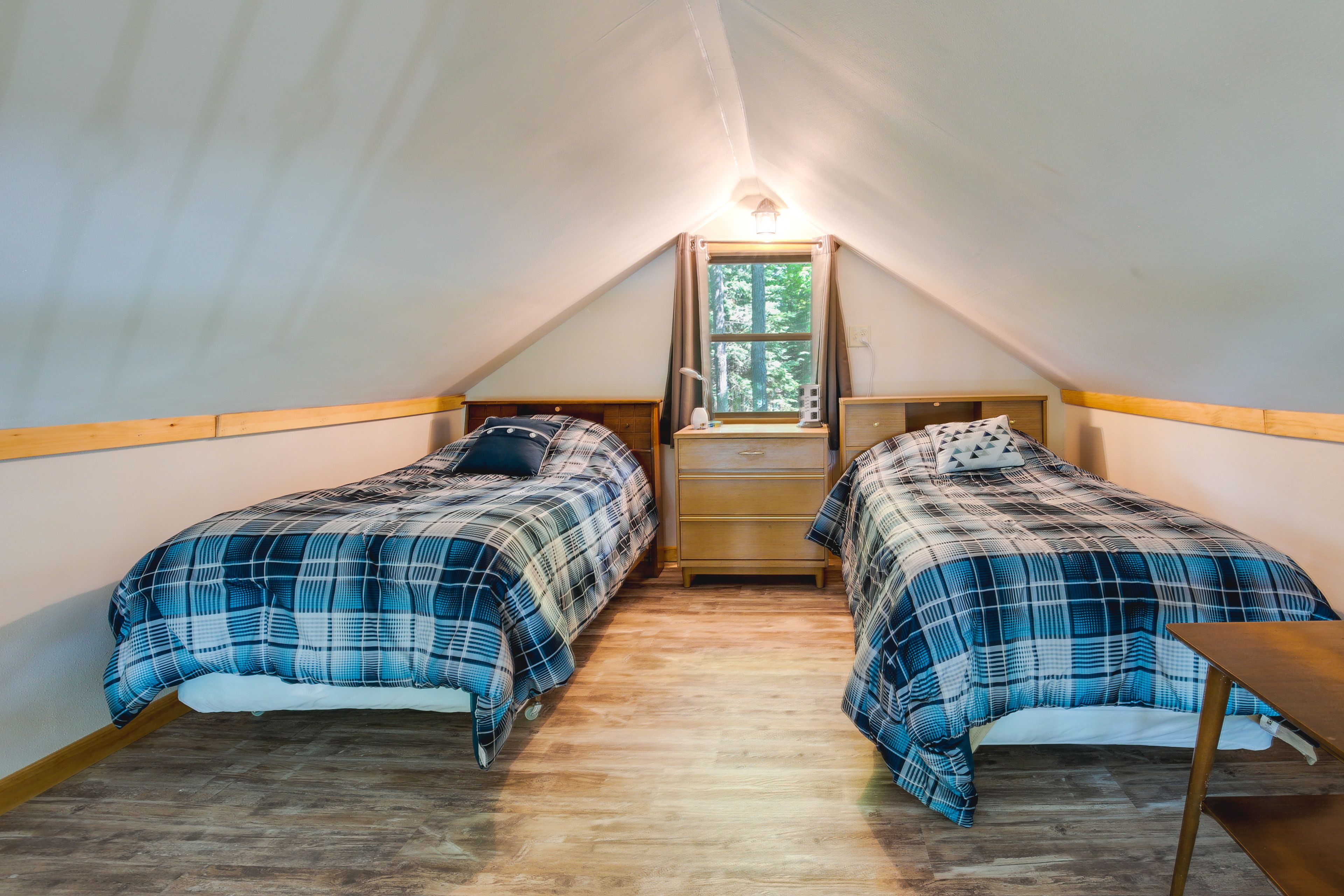 Loft | 2 Twin Beds | 2nd Floor