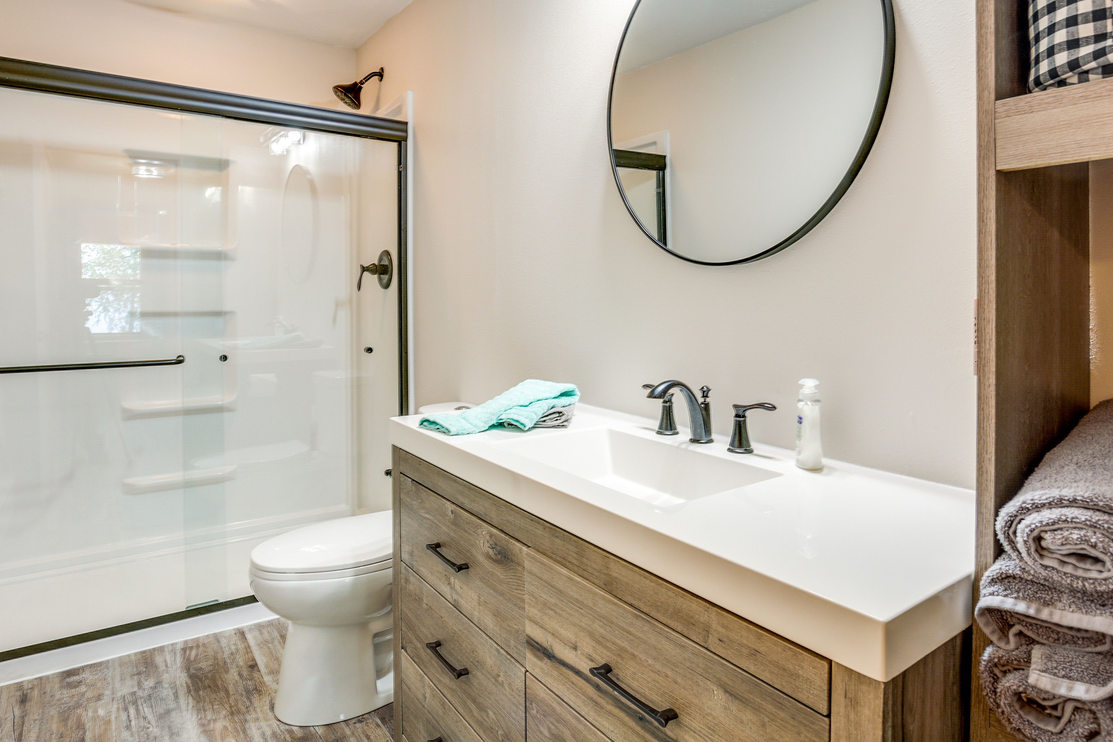 Full Bathroom | 1st Floor | Towels Not Provided | Complimentary Toiletries