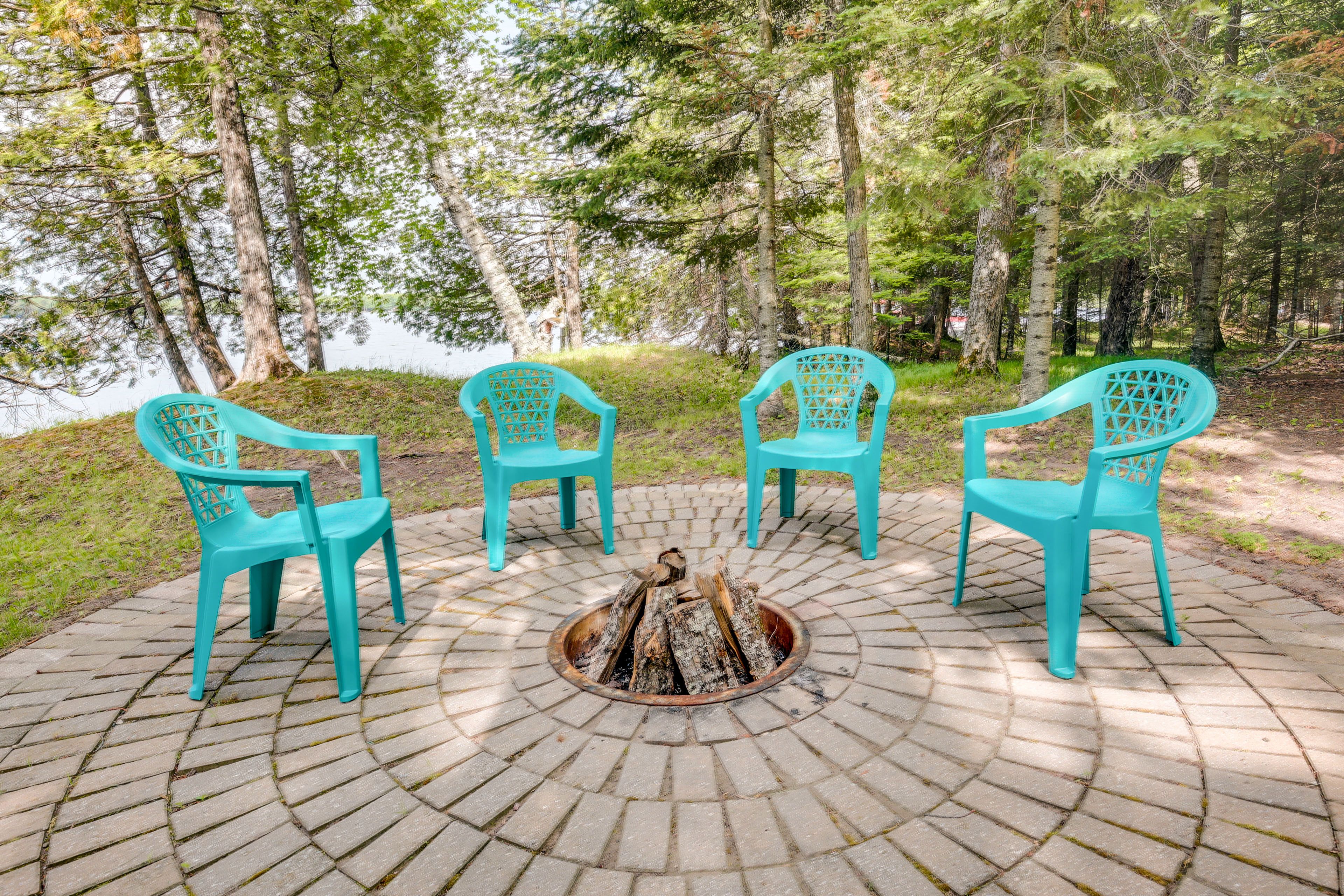 Private Yard | Fire Pit | Charcoal Grill
