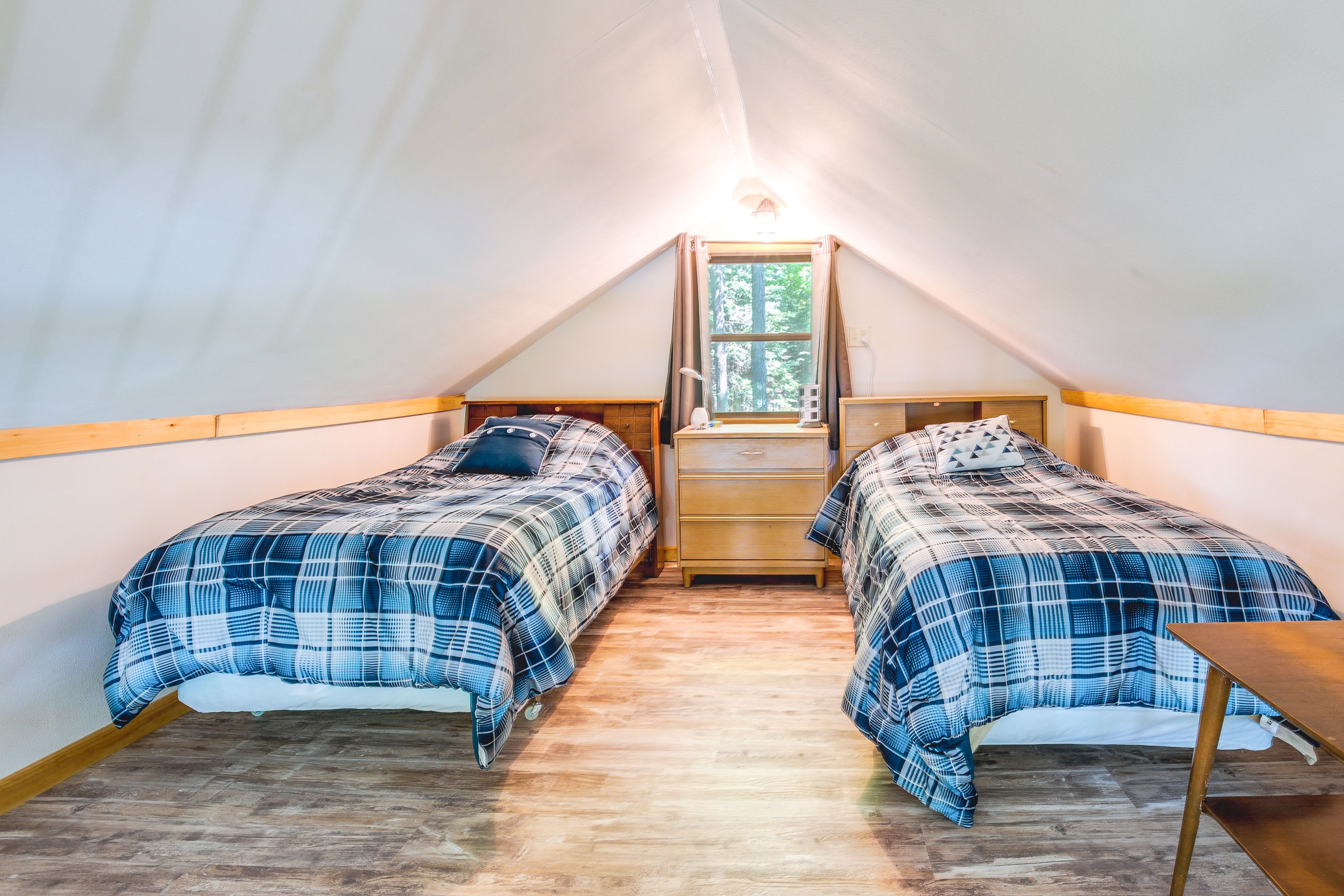 Loft | 2 Twin Beds | 2nd Floor