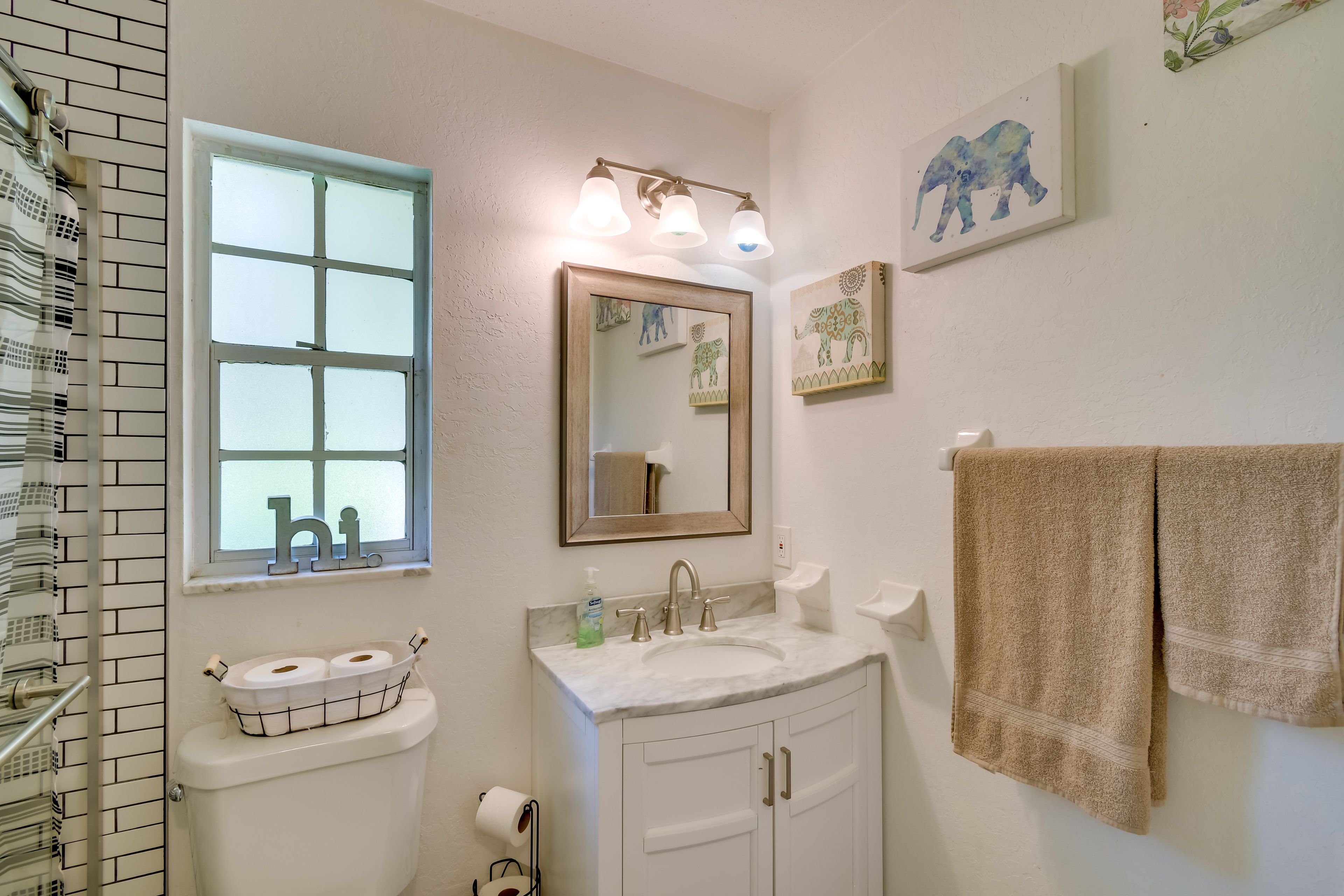 Full Bathroom | Towels Provided