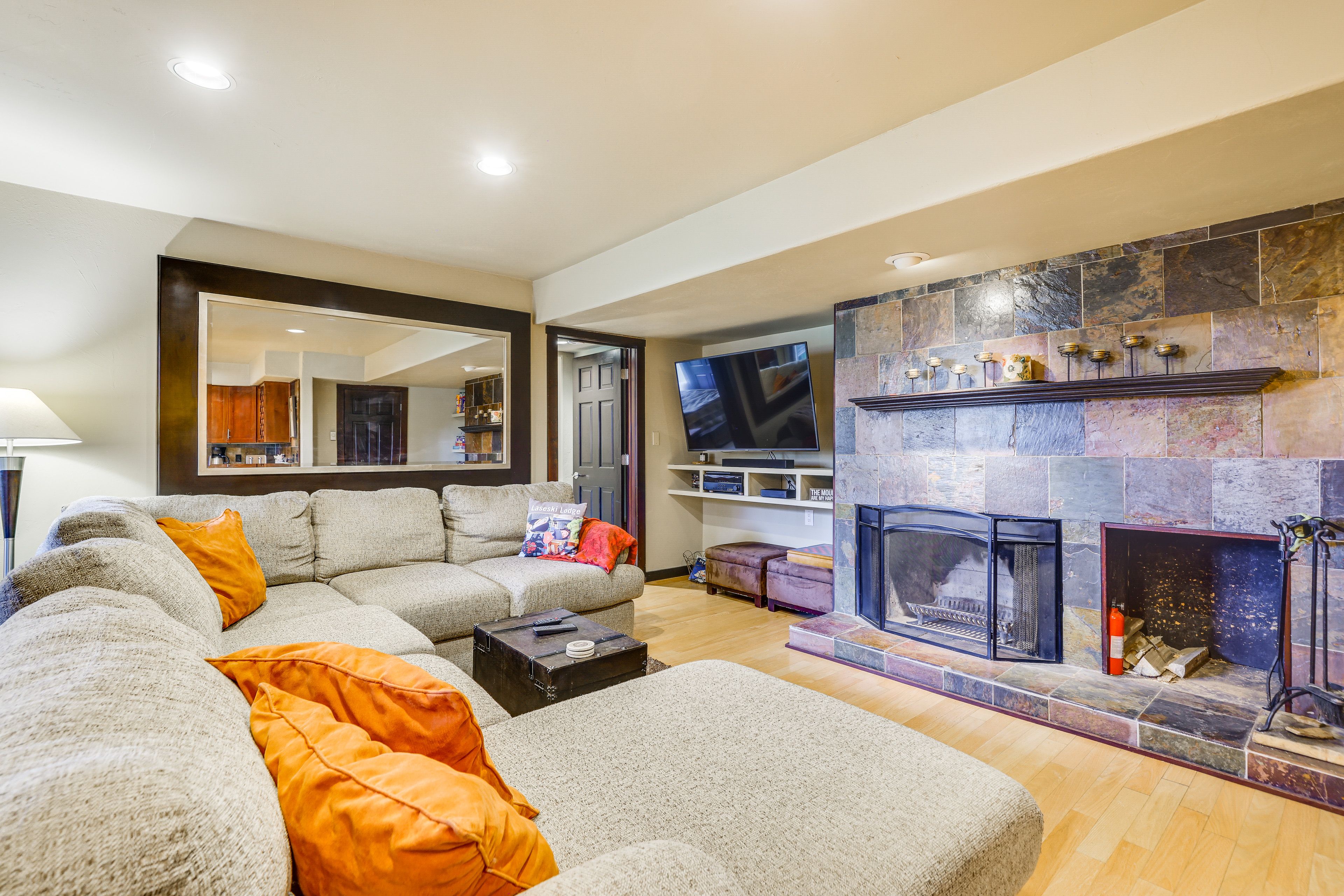 Living Room | Free WiFi | Smart TV | Fireplace