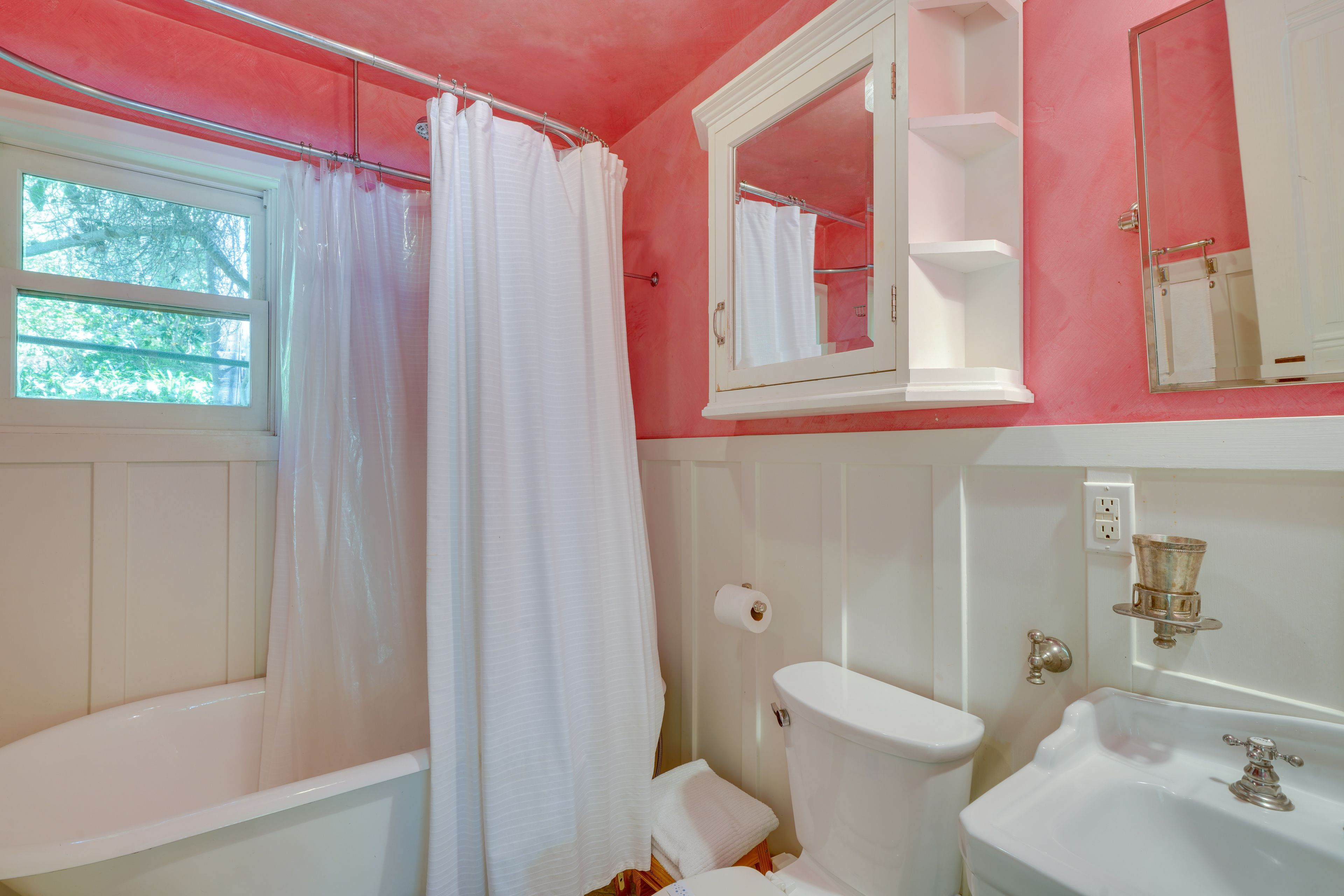 Full Bathroom | Complimentary Toiletries