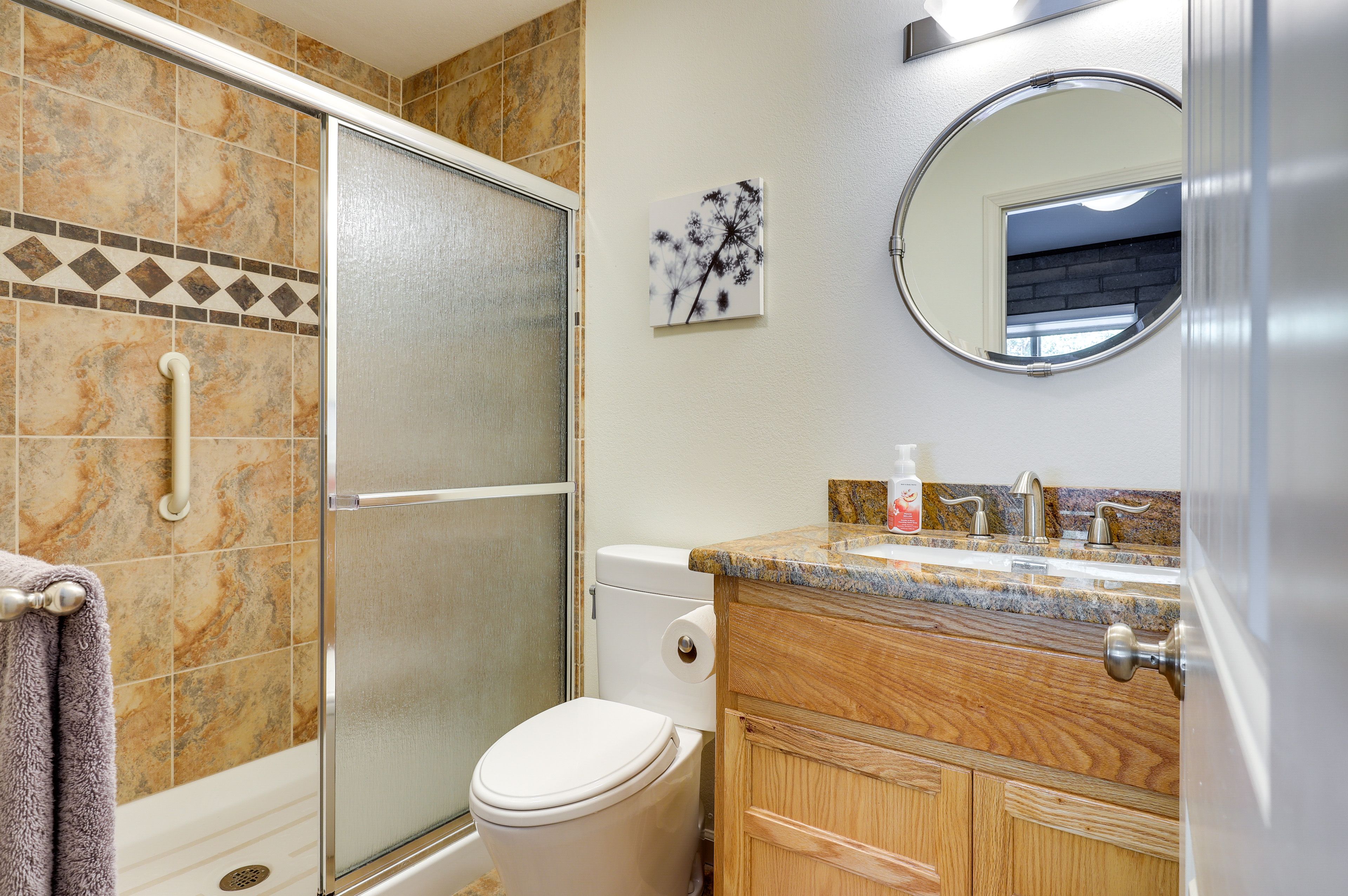Full Bathroom | Towels Provided | Complimentary Toiletries | Hair Dryer