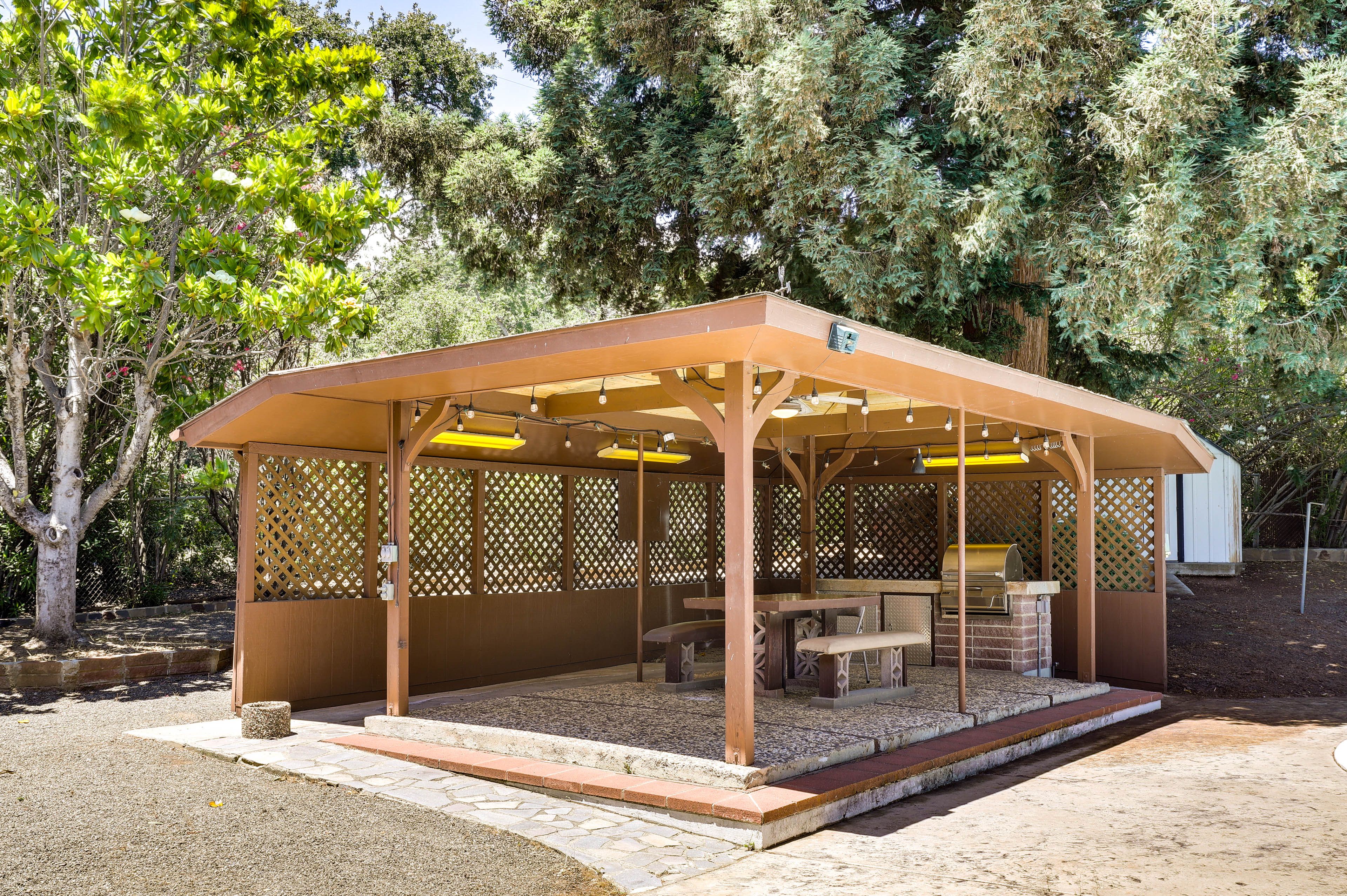 Covered Outdoor Dining & Grill Area