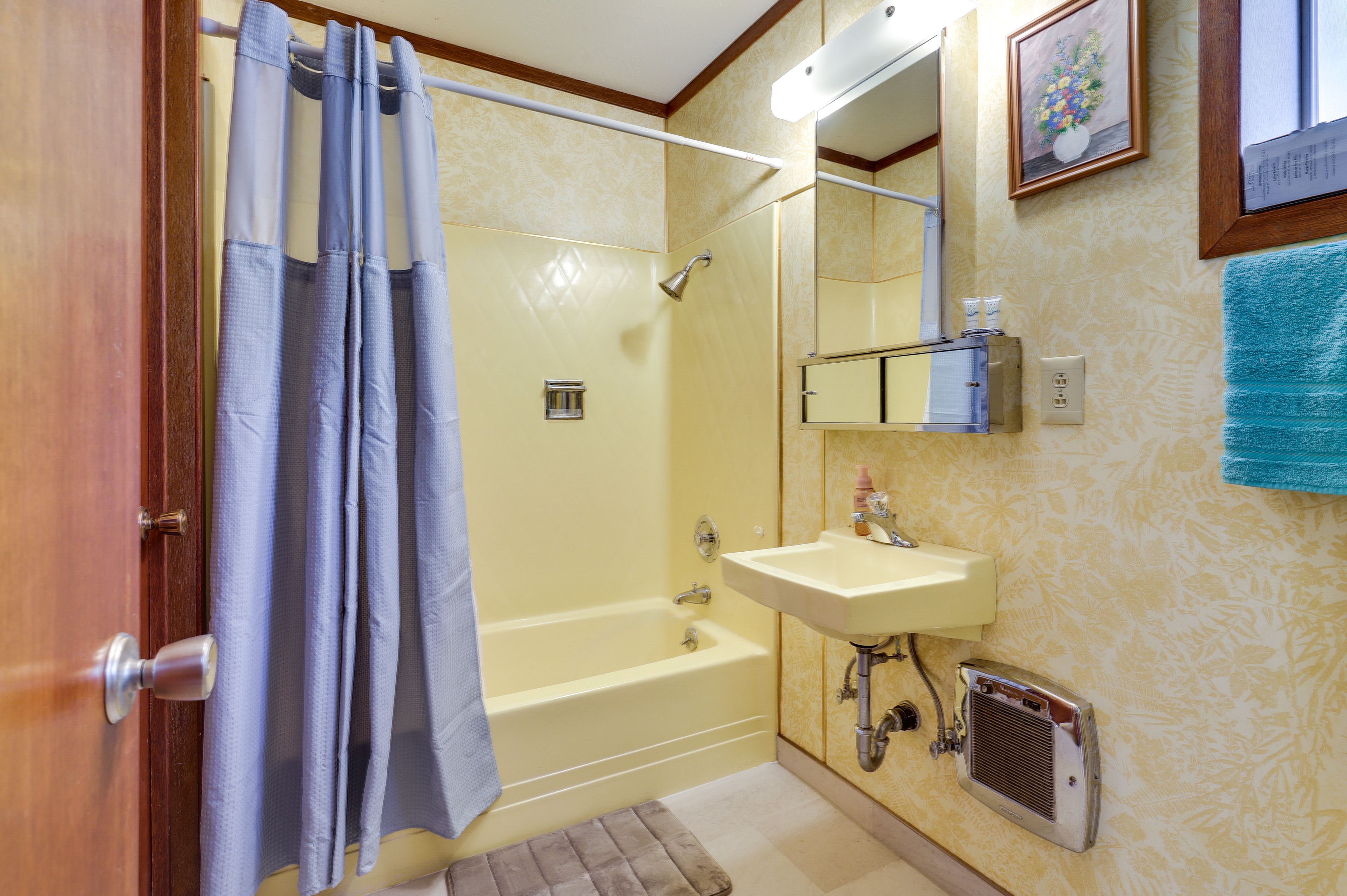 Full Bathroom | Complimentary Toiletries