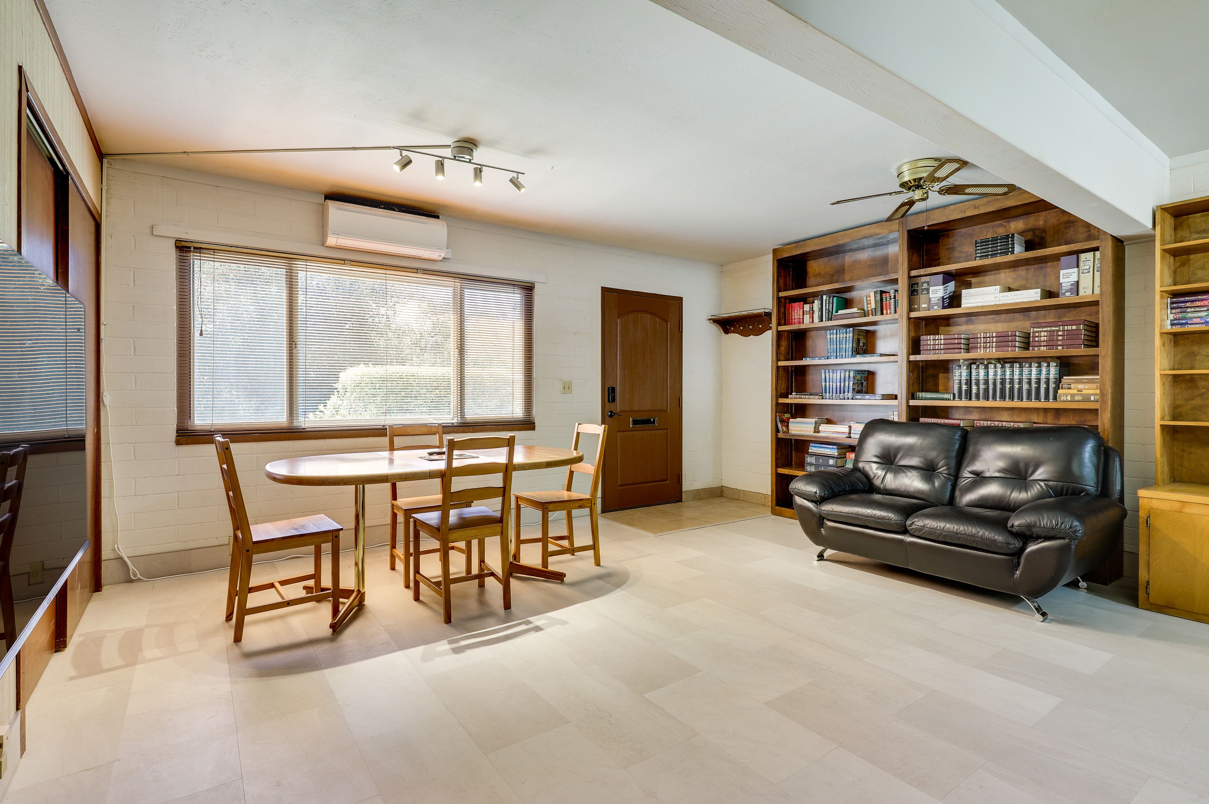 Living Room | Free WiFi | Central A/C & Heat | Smart TV