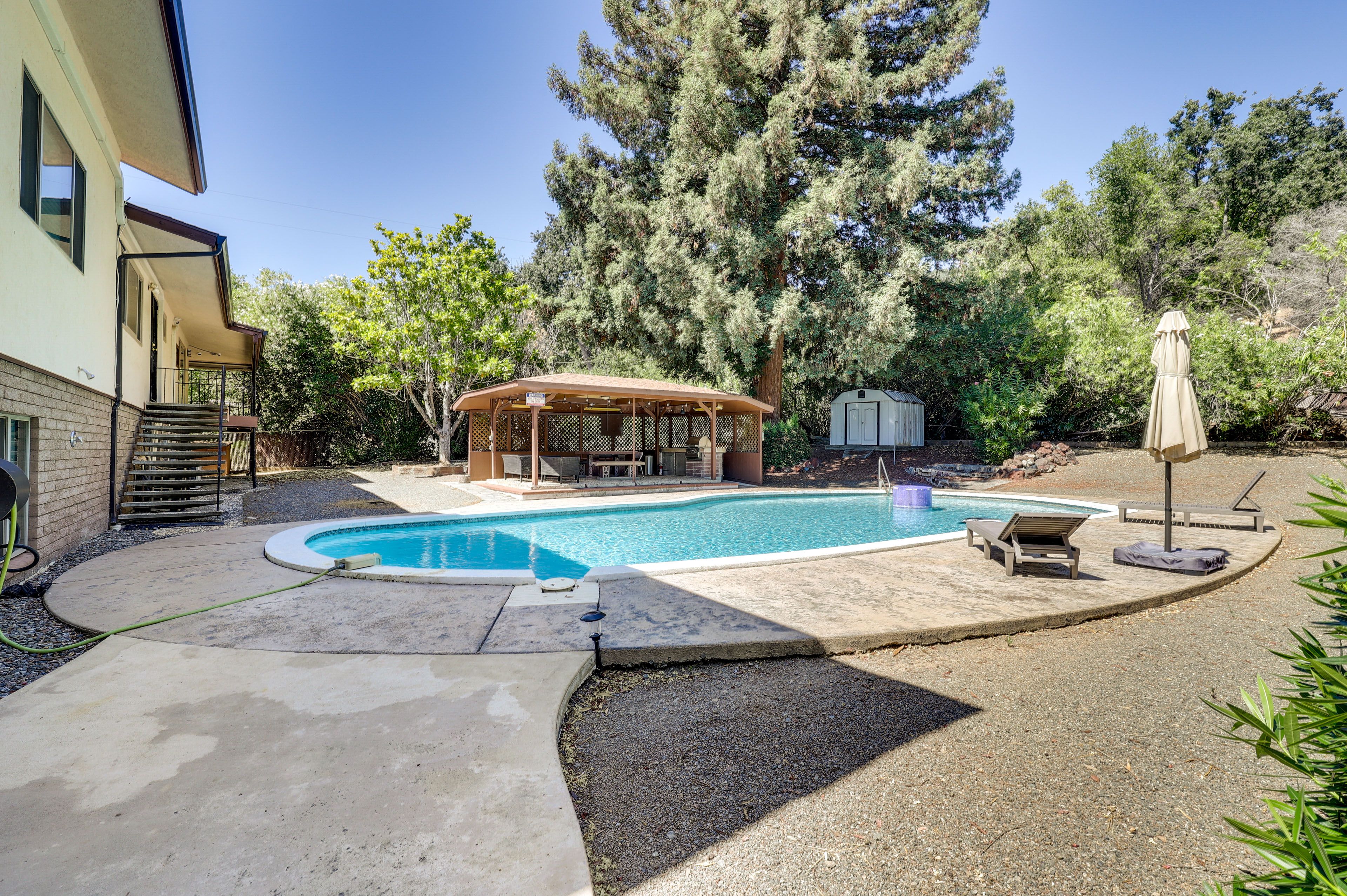 Shared Pool & Outdoor Dining Area | Self Check-In | 2 Mi to Oaks Beach Park