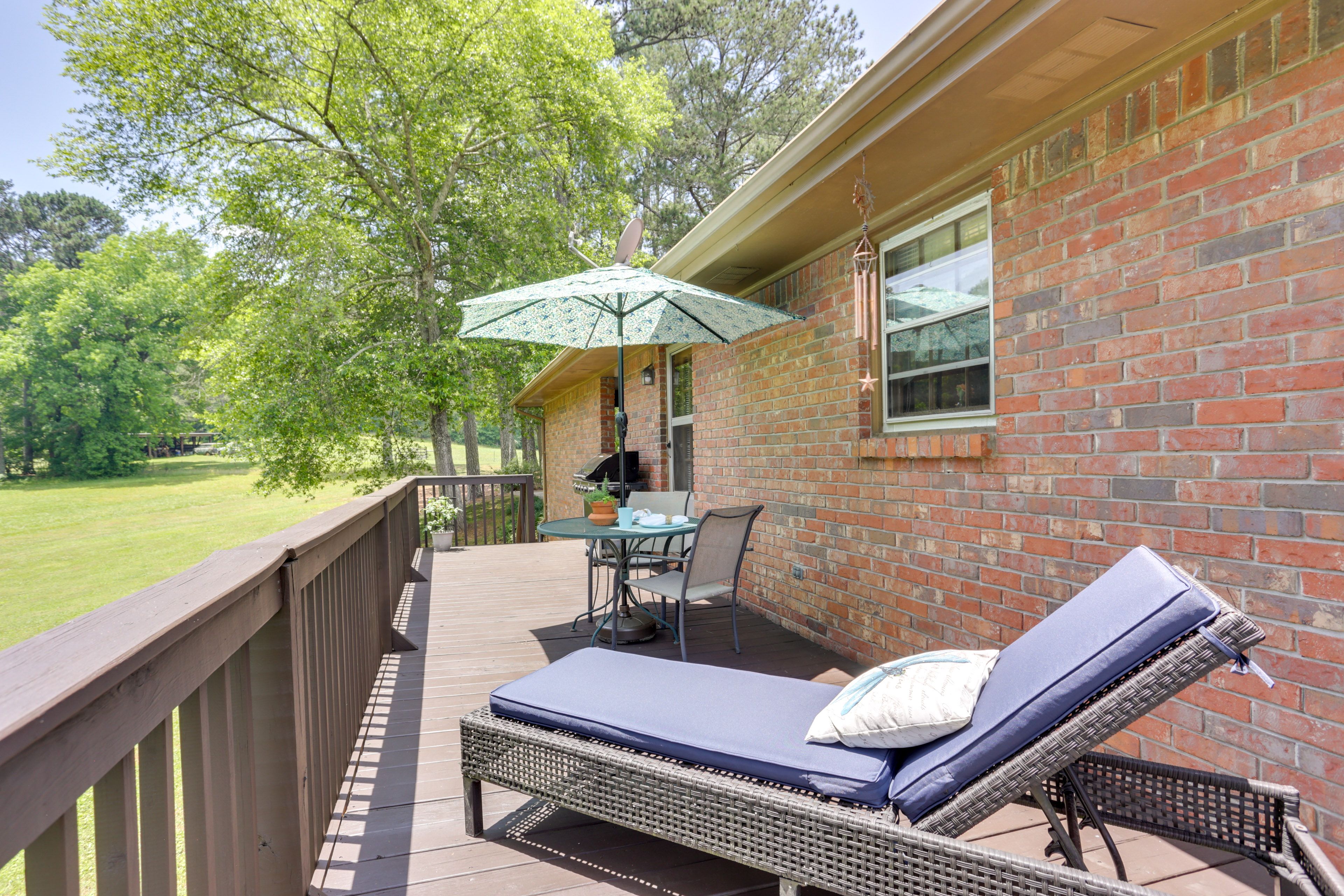 Deck | Gas Grill | Outdoor Seating & Dining | Free WiFi