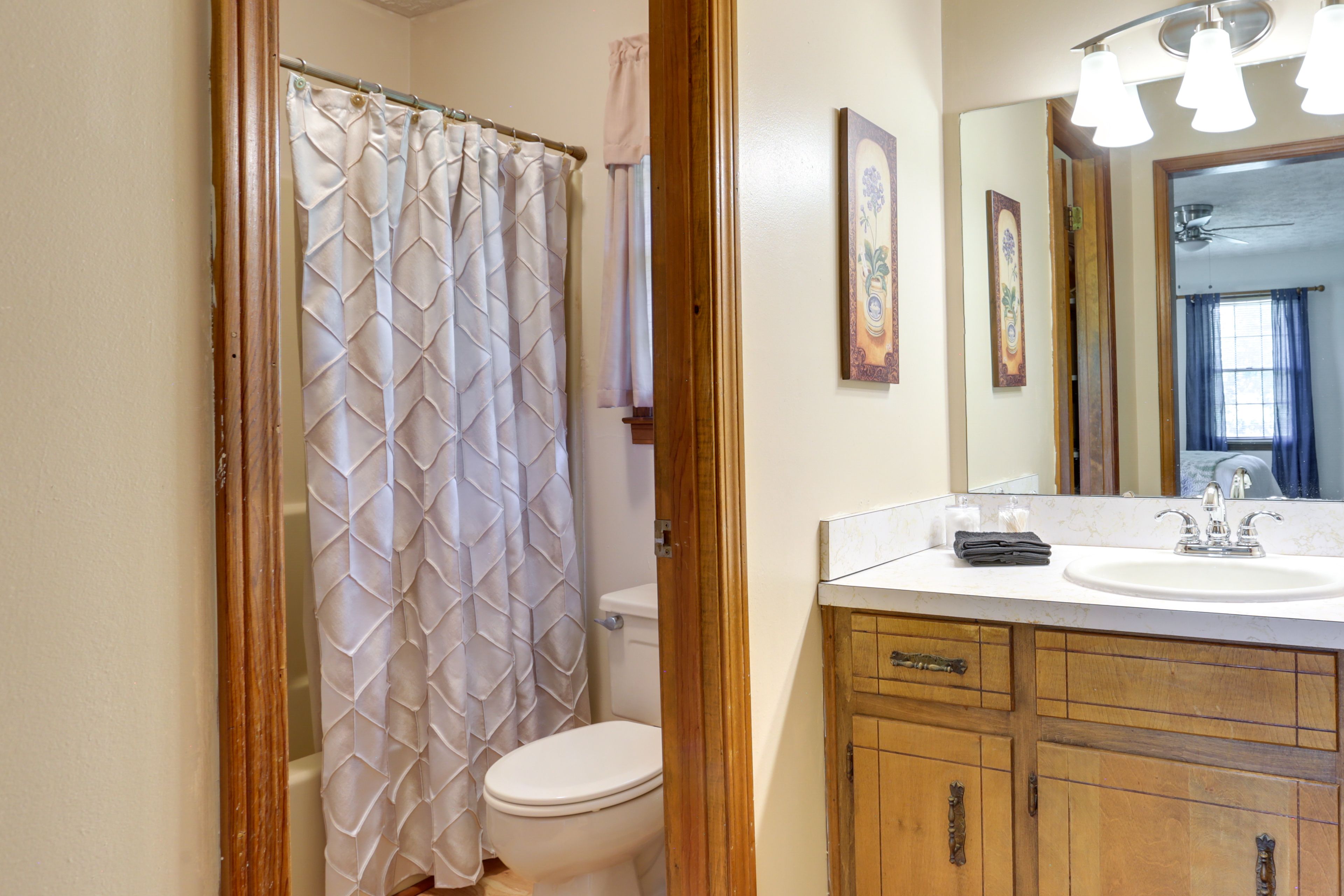 Full Bathroom | Shower/Tub Combo