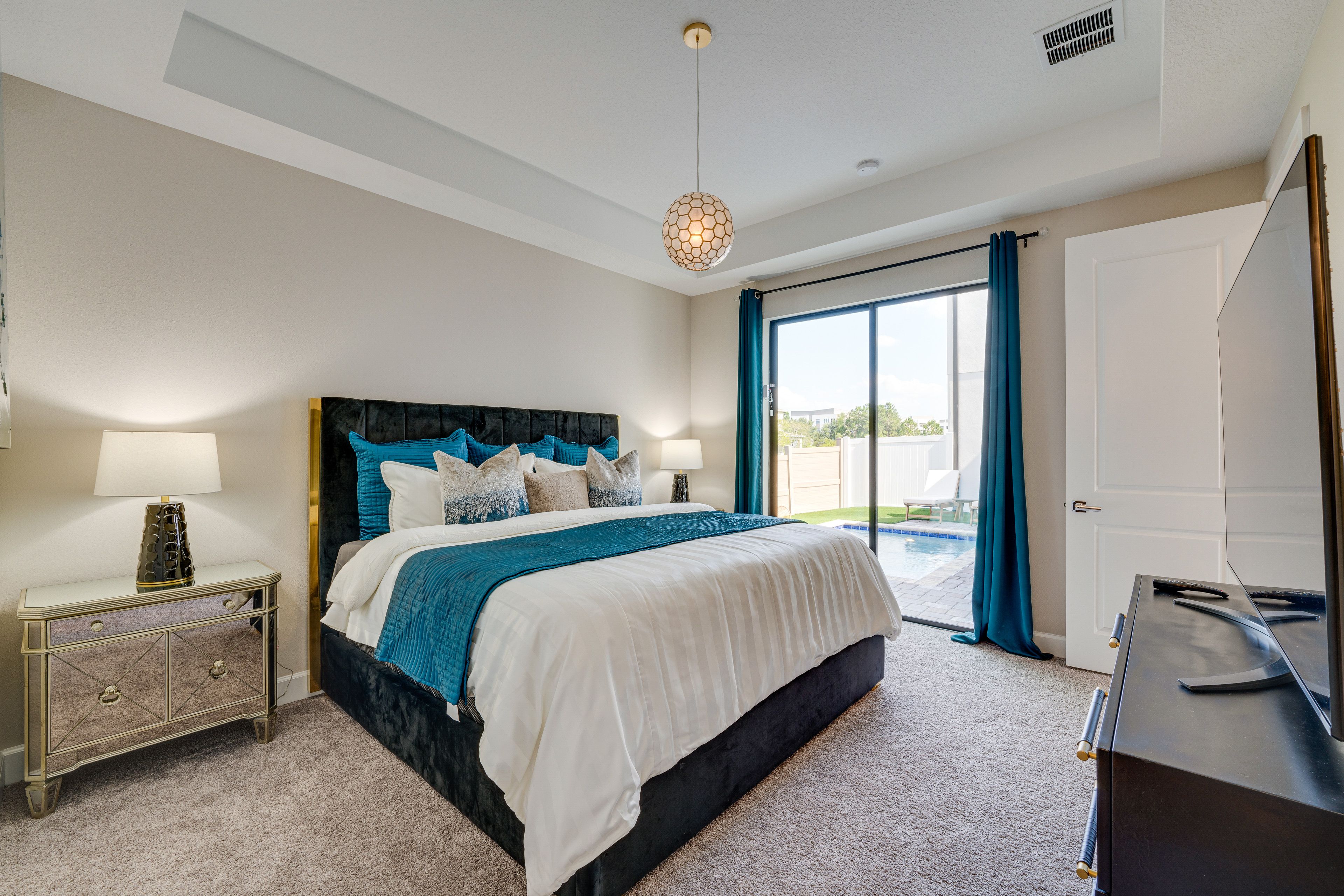 Bedroom 1 | King Bed | Linens Provided | En-Suite Bathroom | 1st Floor