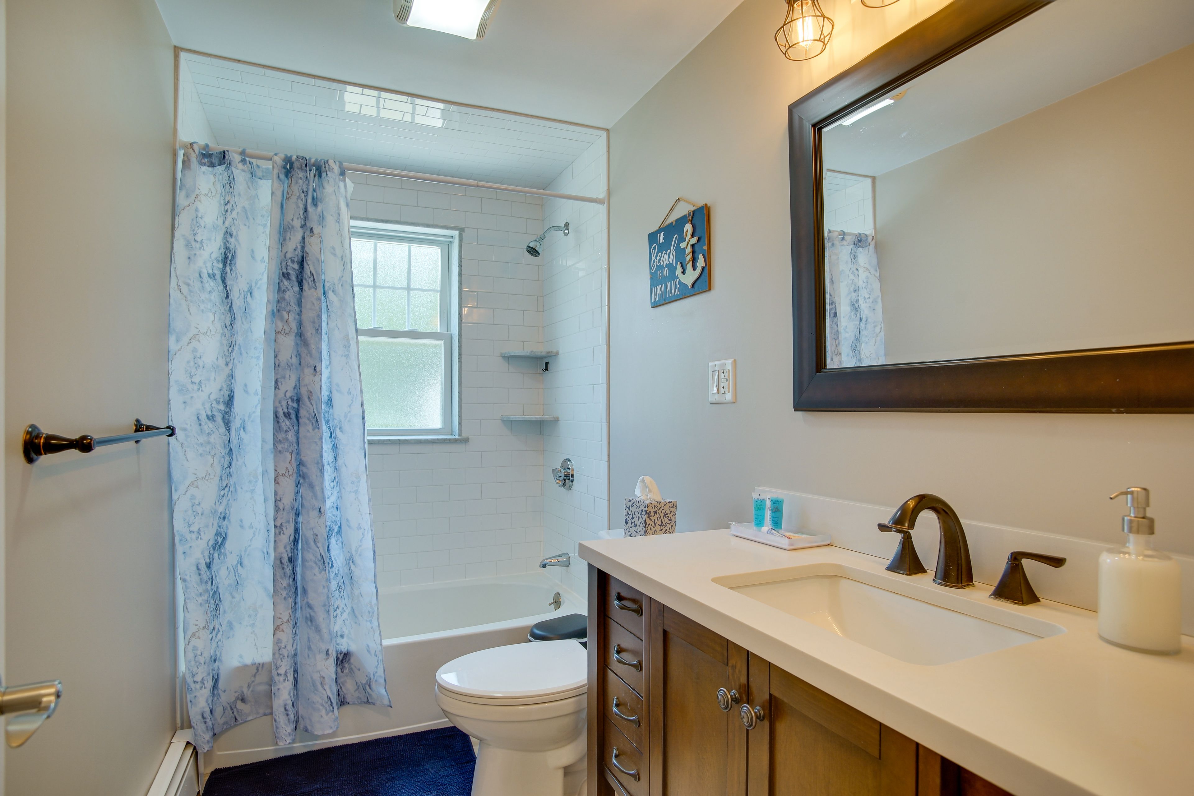 Full Bathroom | Main Level | Towels Not Provided