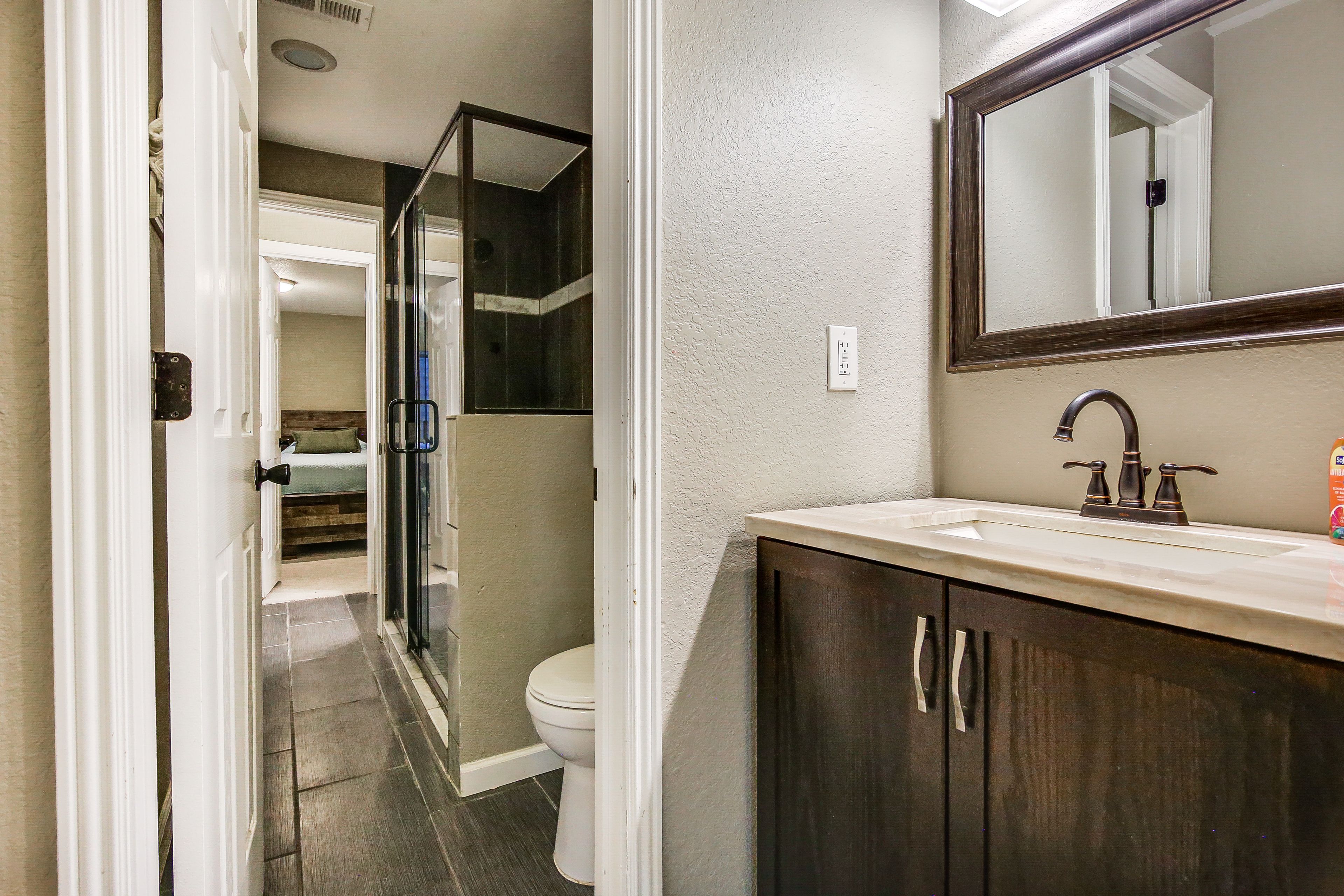 Shared En-Suite Bathroom | Towels Provided | Complimentary Toiletries