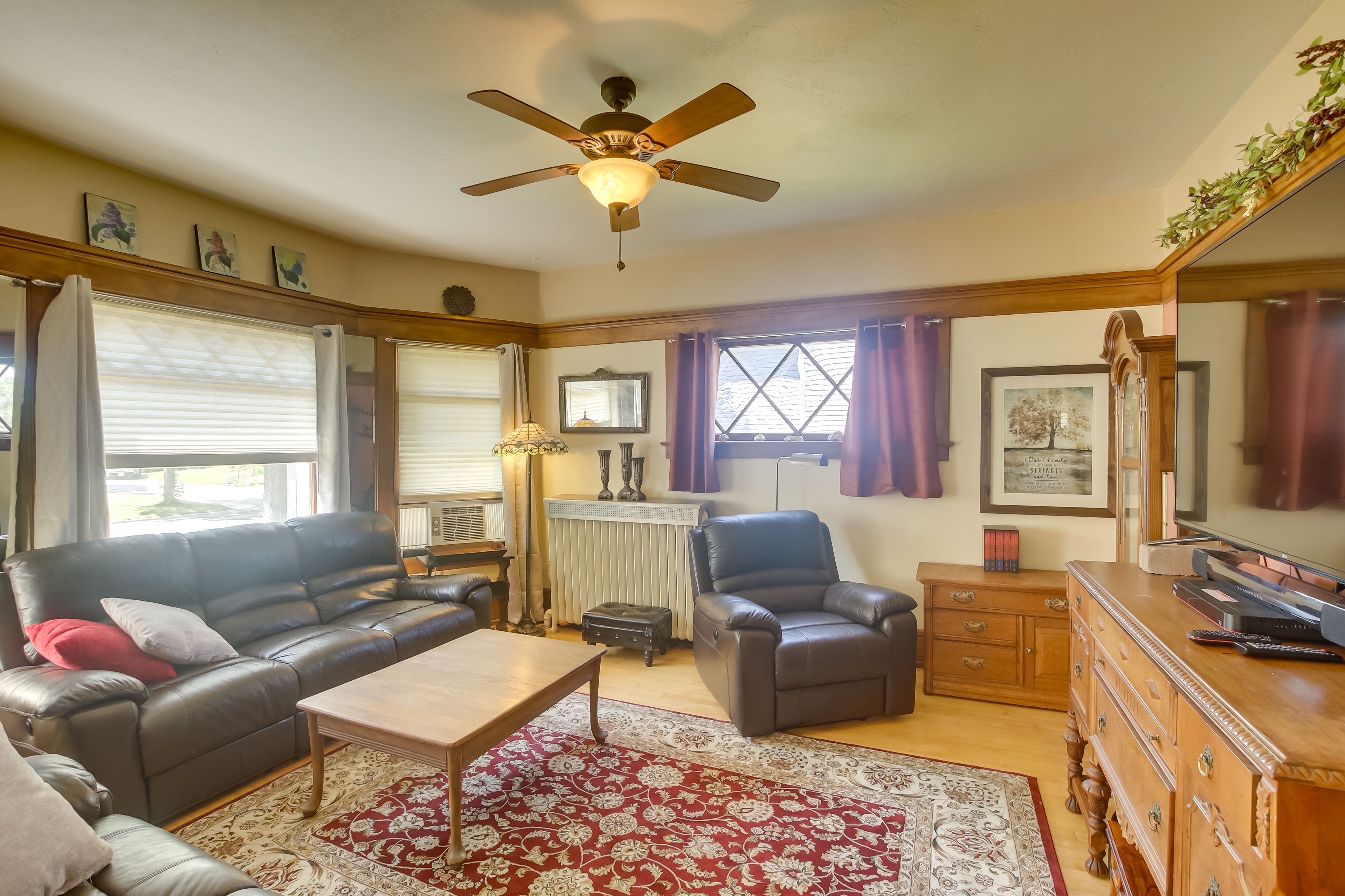 Living Room | Smart TV | Free WiFi | 1st Floor