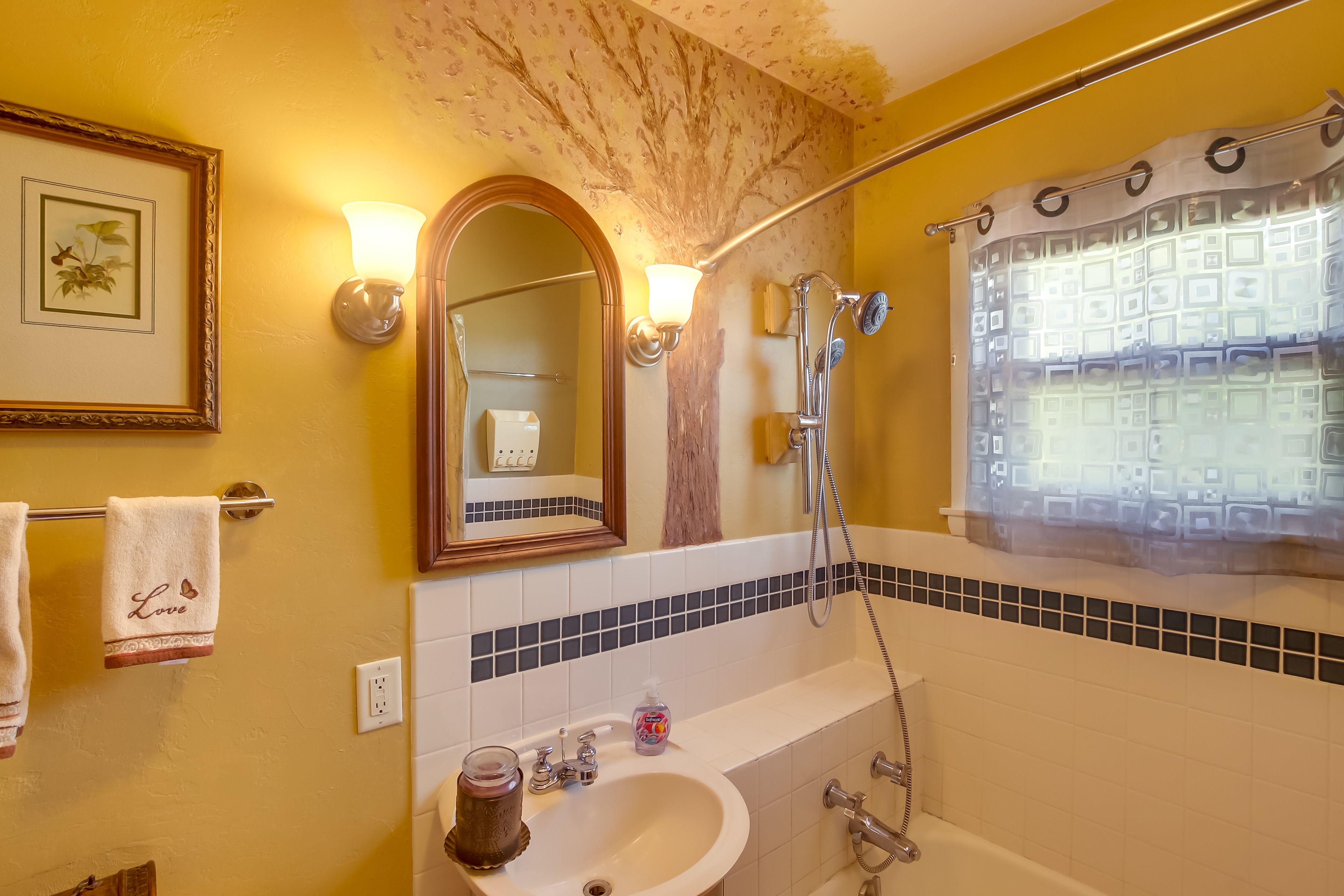 Full Bathroom | Towels Provided | Complimentary Toiletries | 2nd Floor