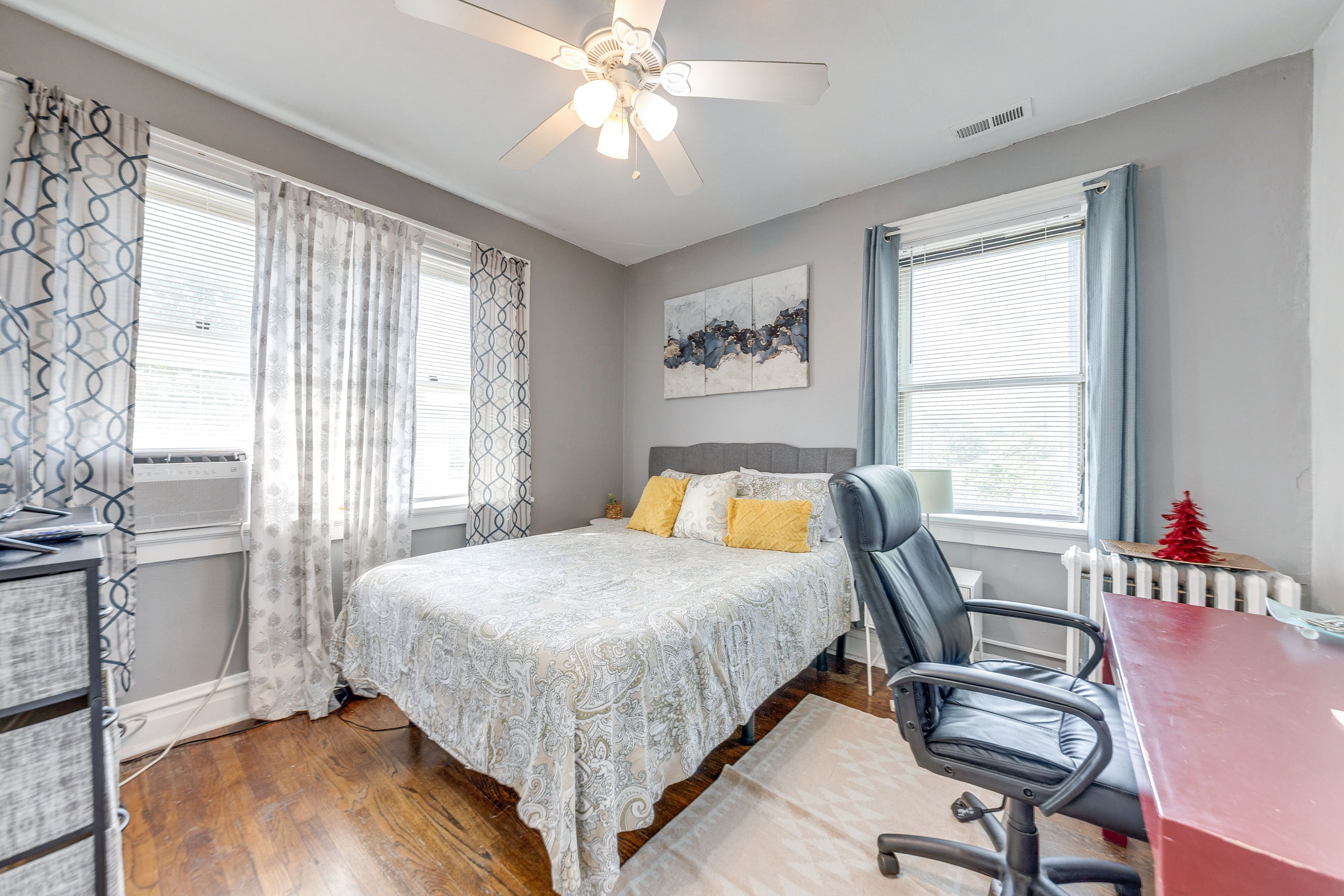 Bedroom 1 | Queen Bed | Smart TV | Laptop Workspace