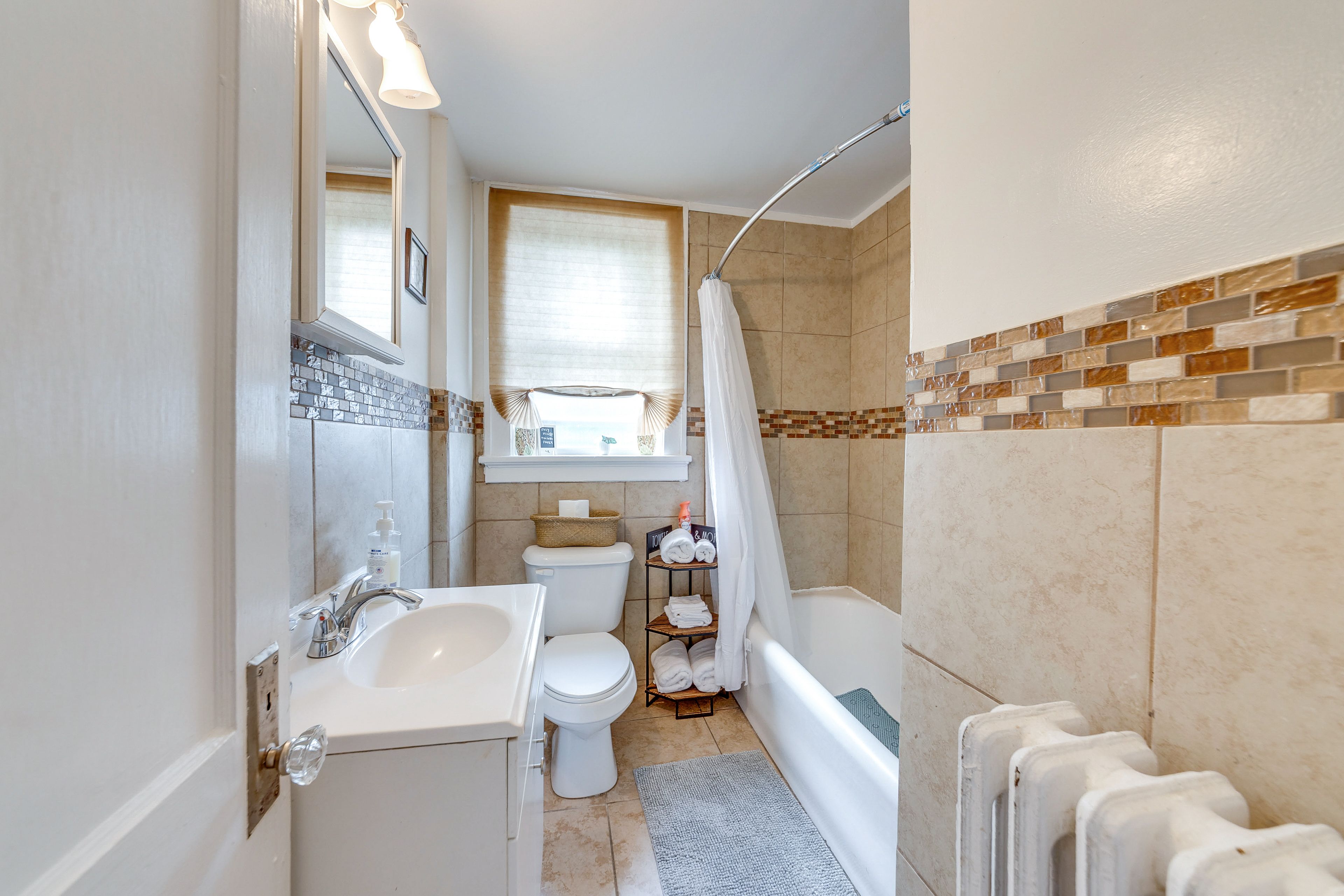 Full Bathroom | Complimentary Toiletries