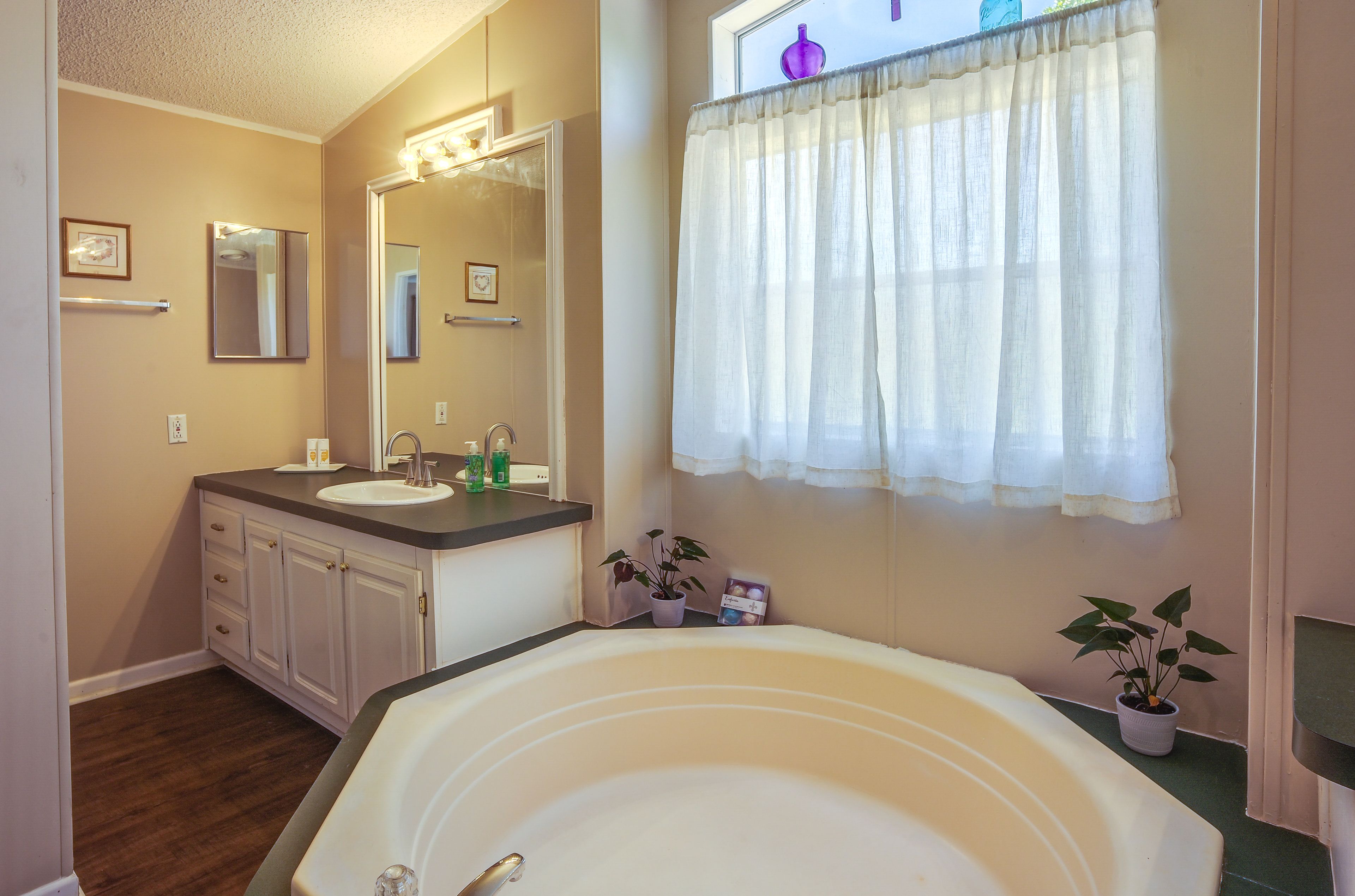En-Suite Bathroom | Complimentary Toiletries | Hair Dryer | Towels Provided