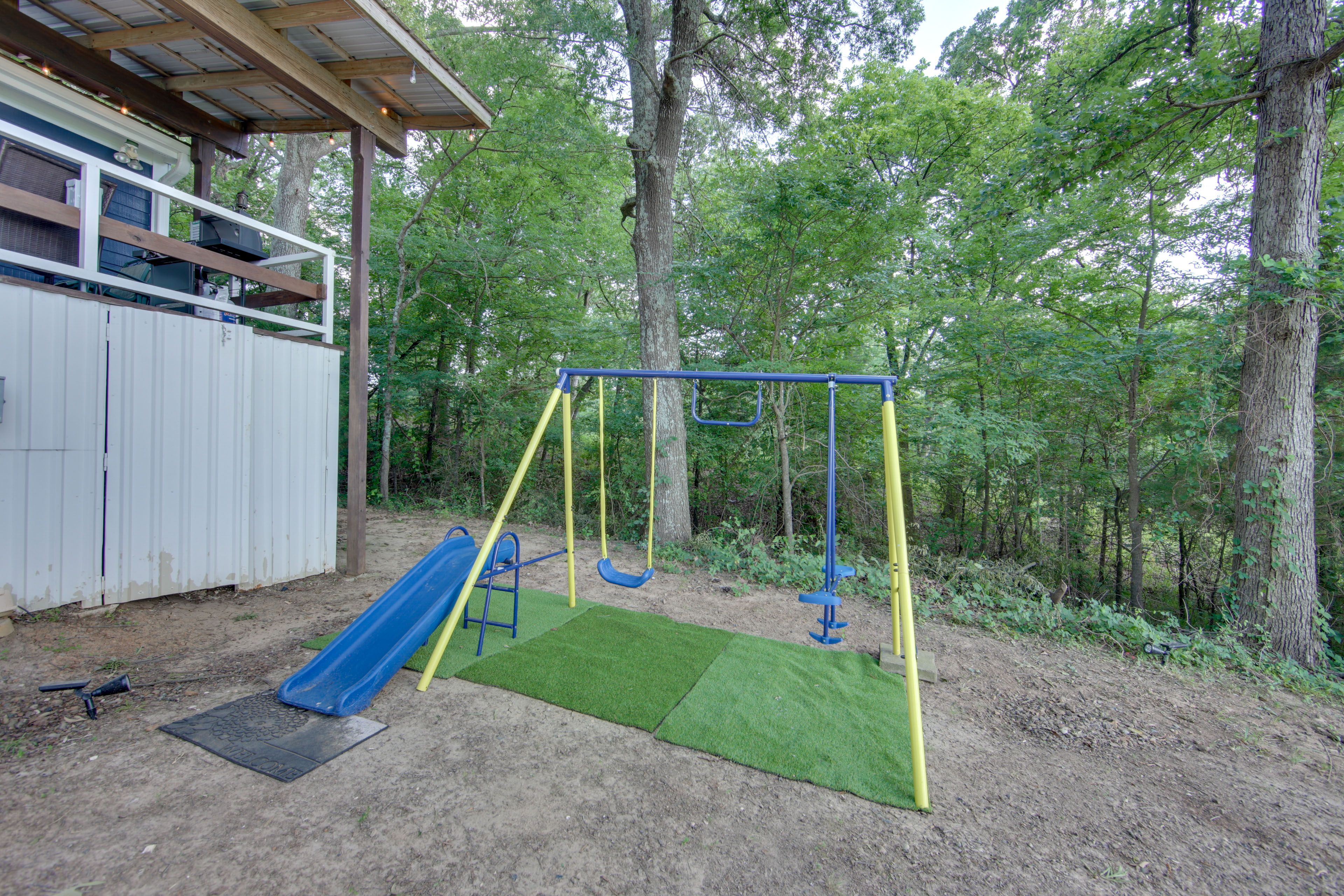 Backyard | Swing Set | Kayaks Provided | Yard Games | Fire Pit (BYOW)