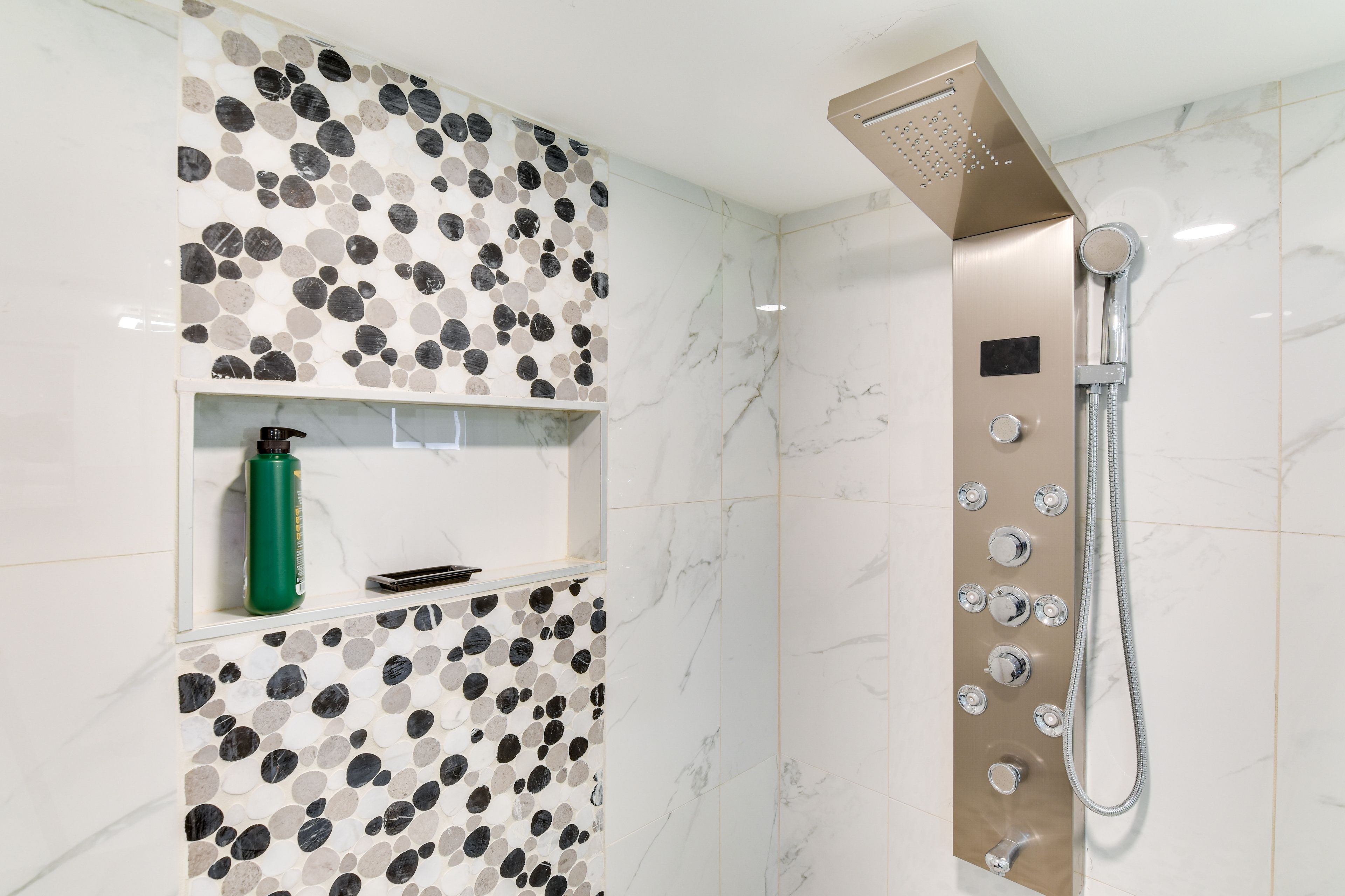 Full Bathroom | Complimentary Toiletries | Towels Provided