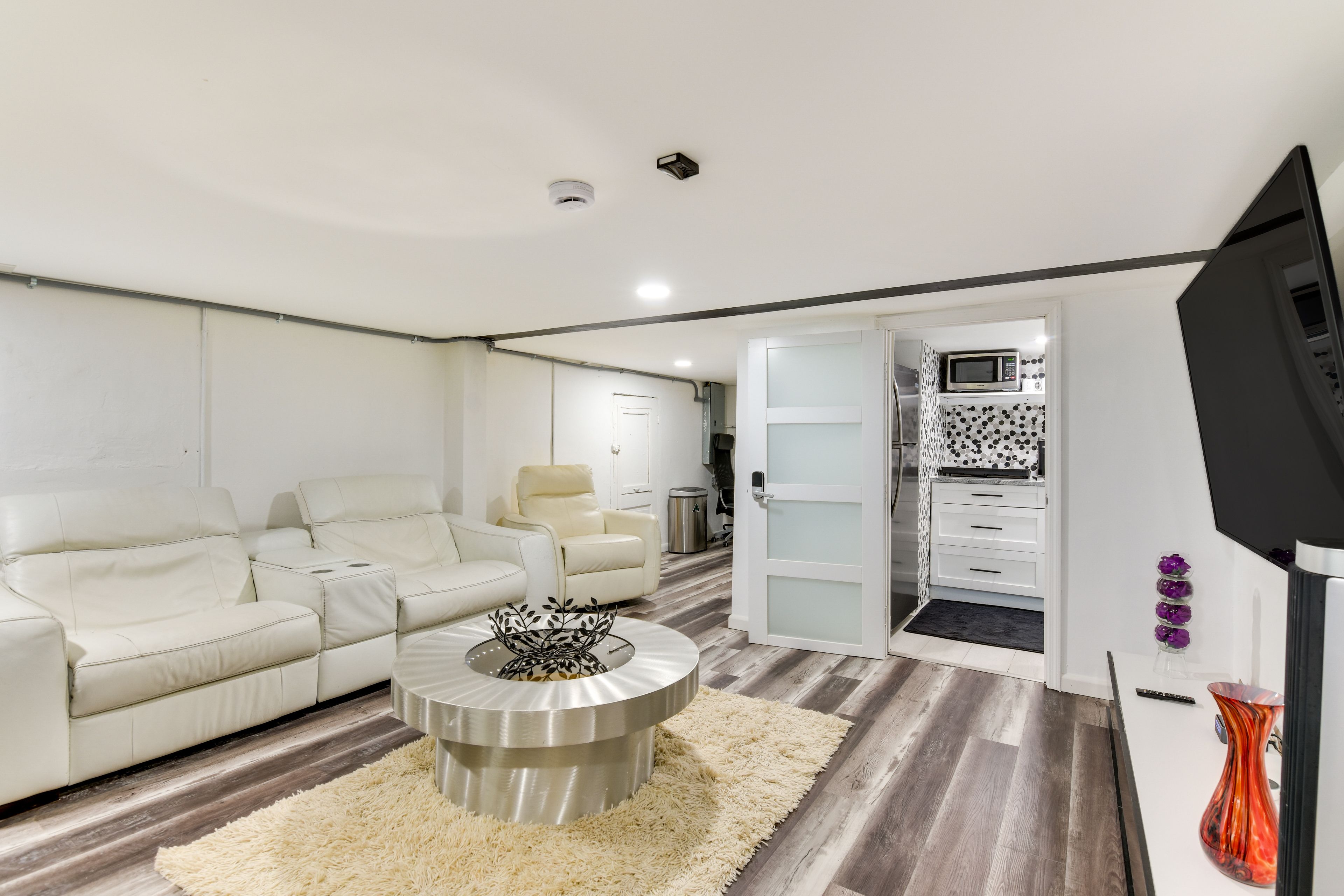 Entertainment Room | Smart TV w/ Cable