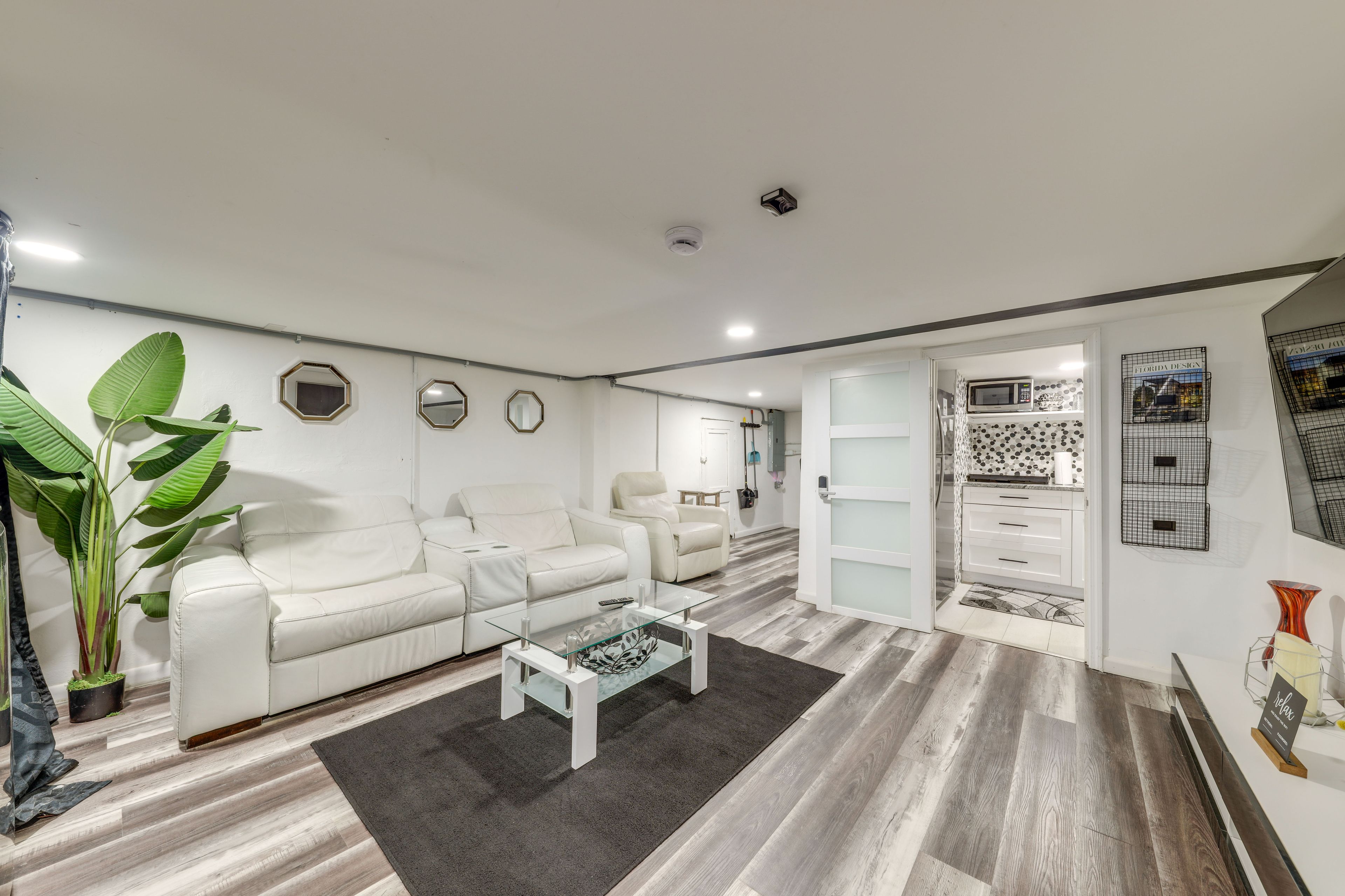 Entertainment Room | Smart TV w/ Cable