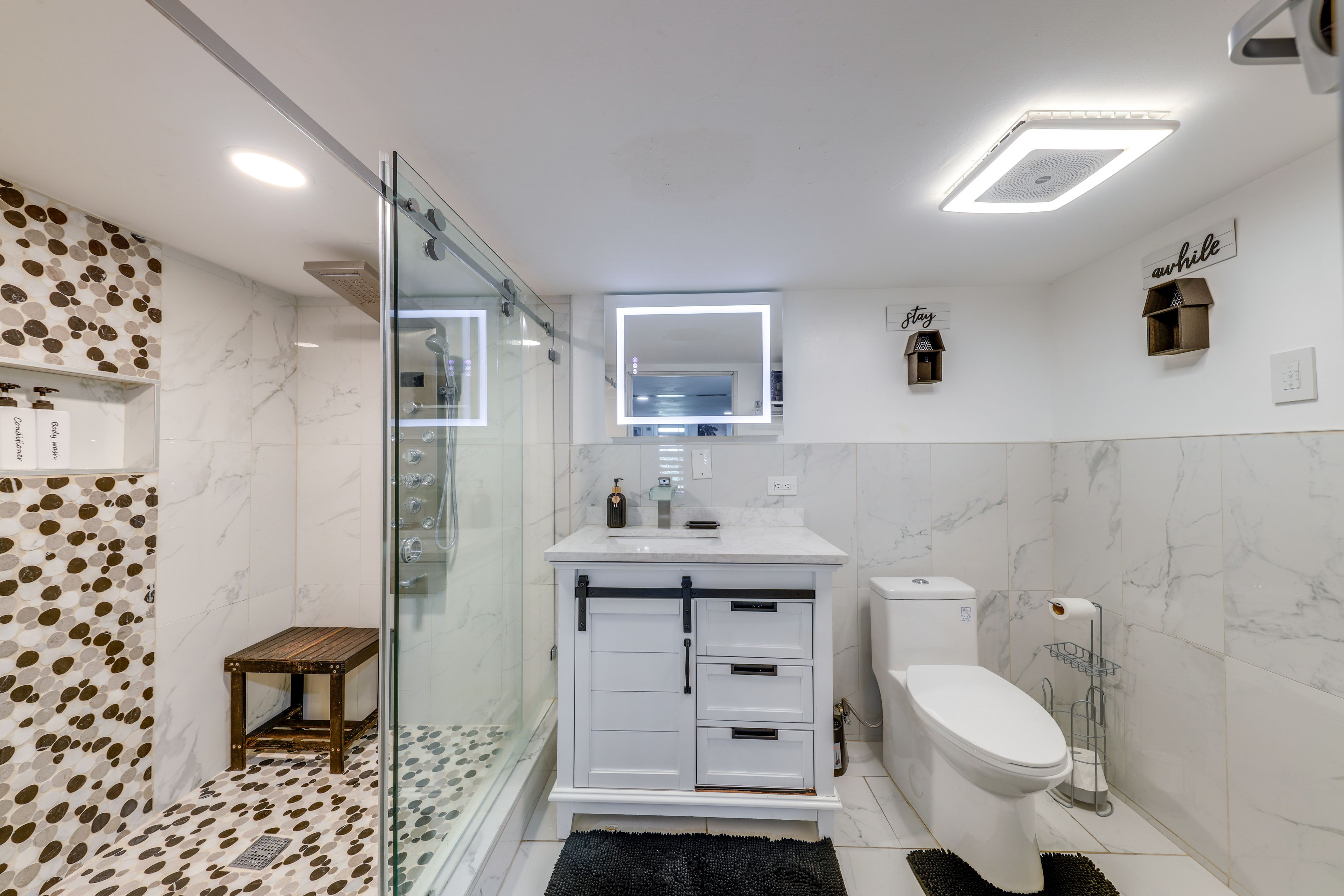 Full Bathroom | Complimentary Toiletries | Towels Provided