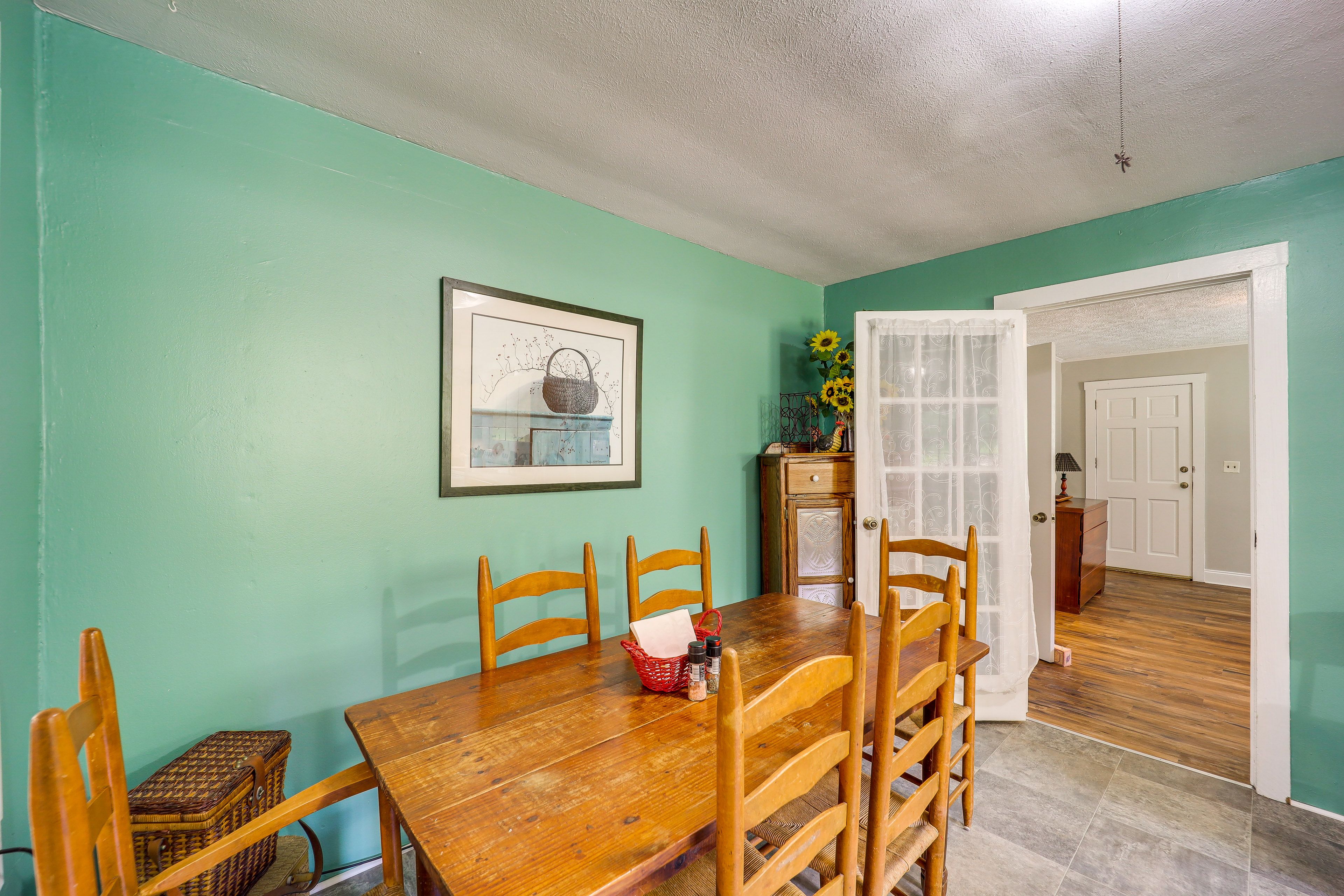 Dining Area | Dishware/Flatware