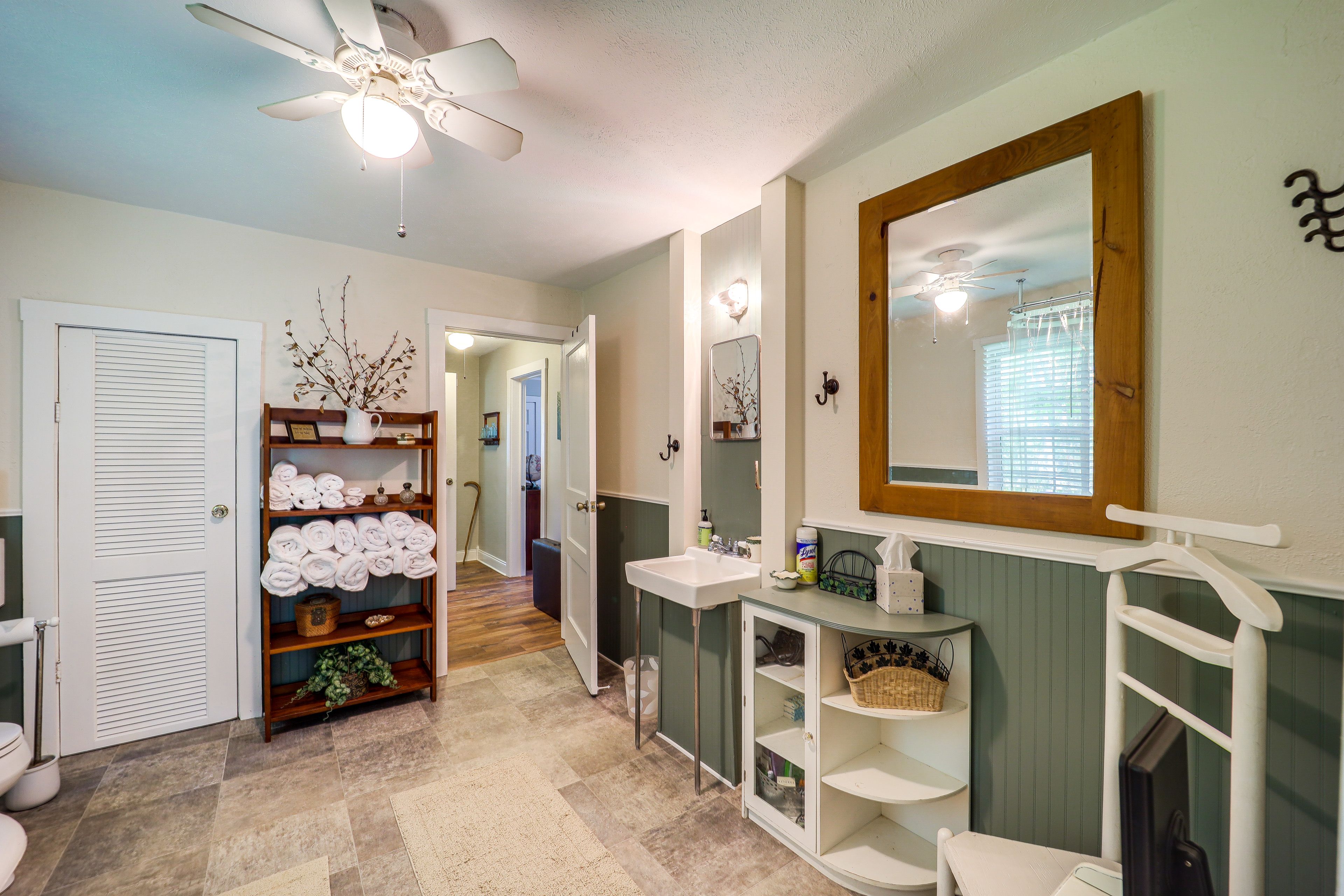 Full Bathroom | Complimentary Toiletries