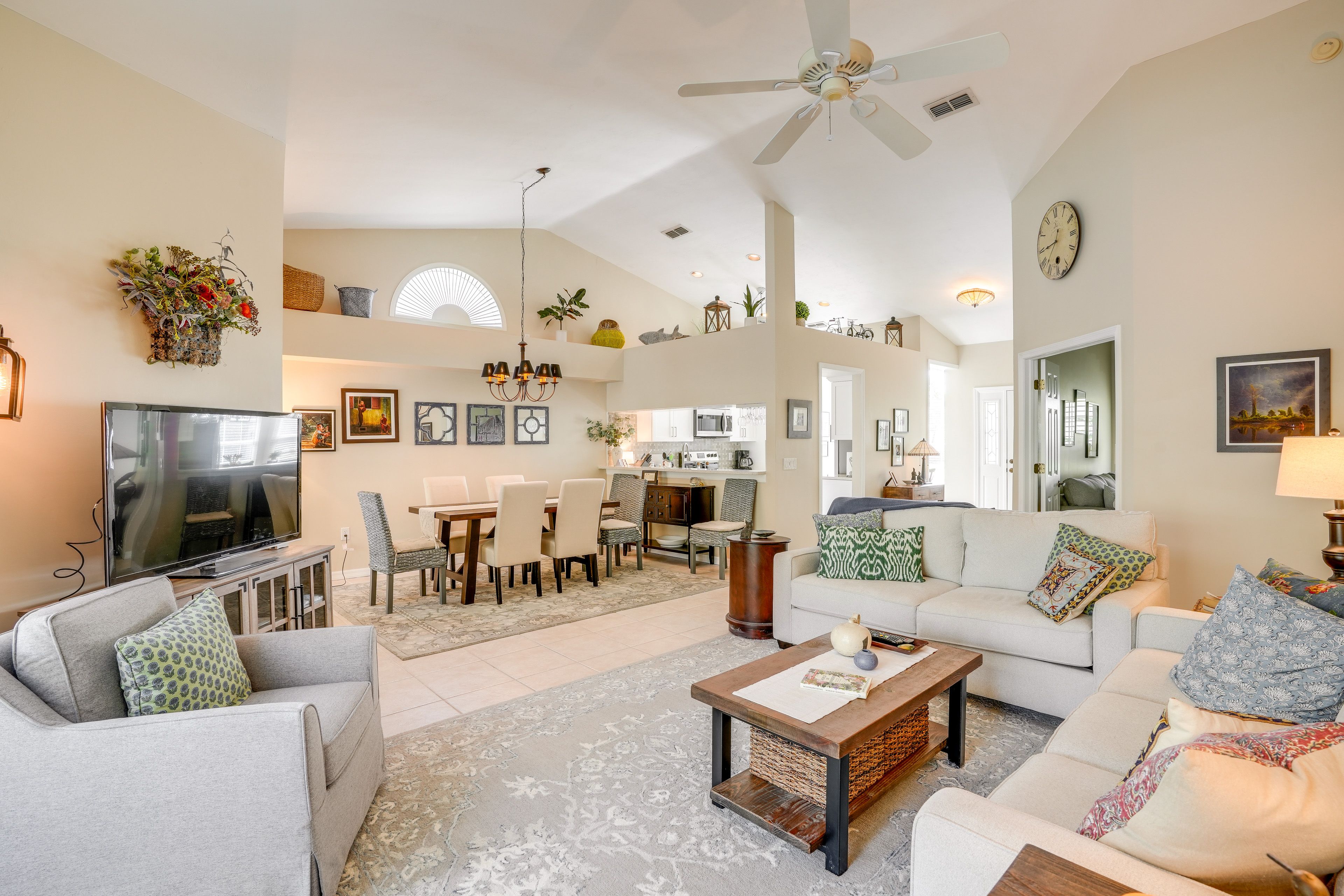 Living Room | Free WiFi | Smart TV | Central A/C