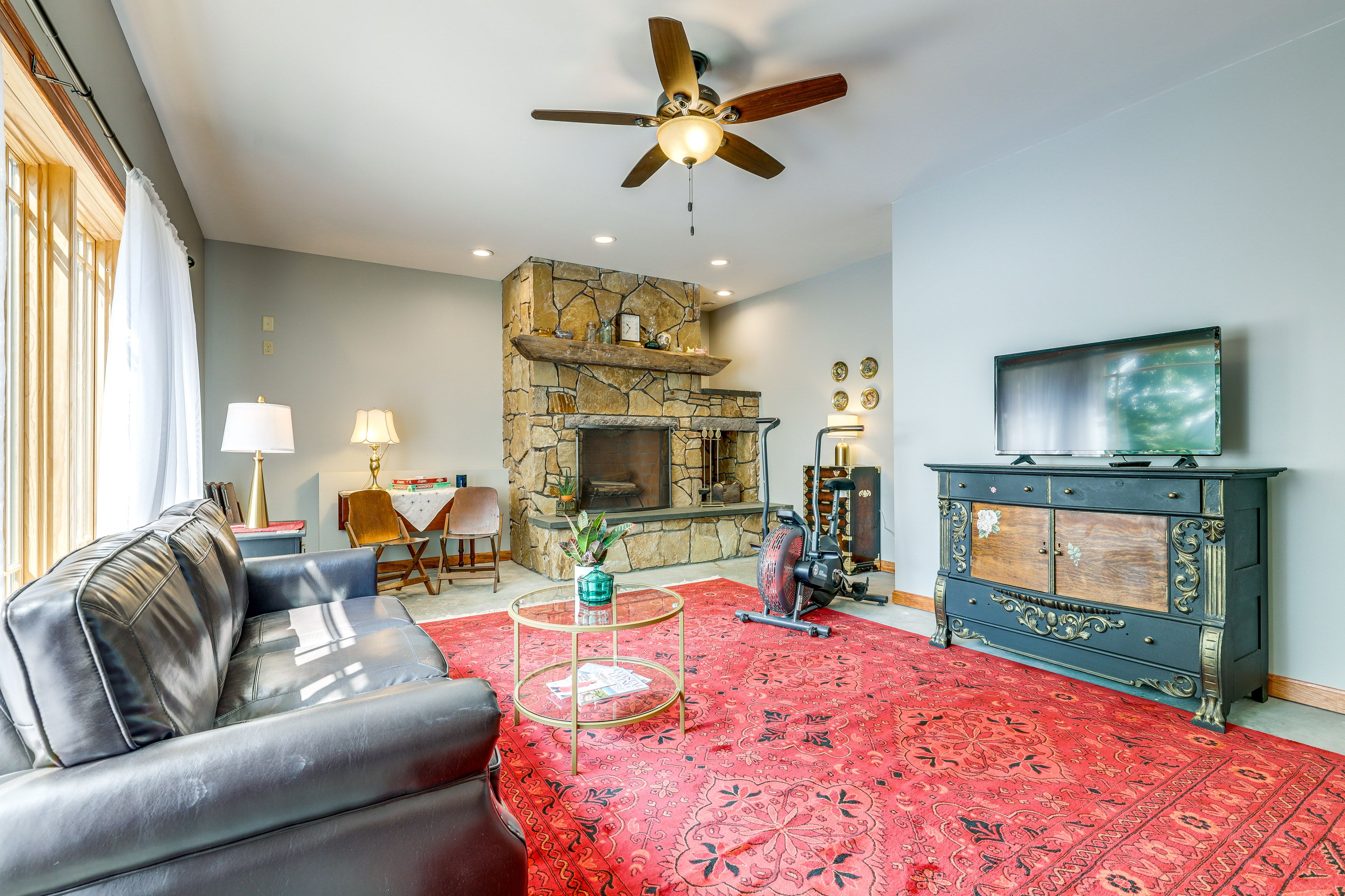 Orange Vacation Rental | 1BR | 1BA | 902 Sq Ft | Access Only By Stairs