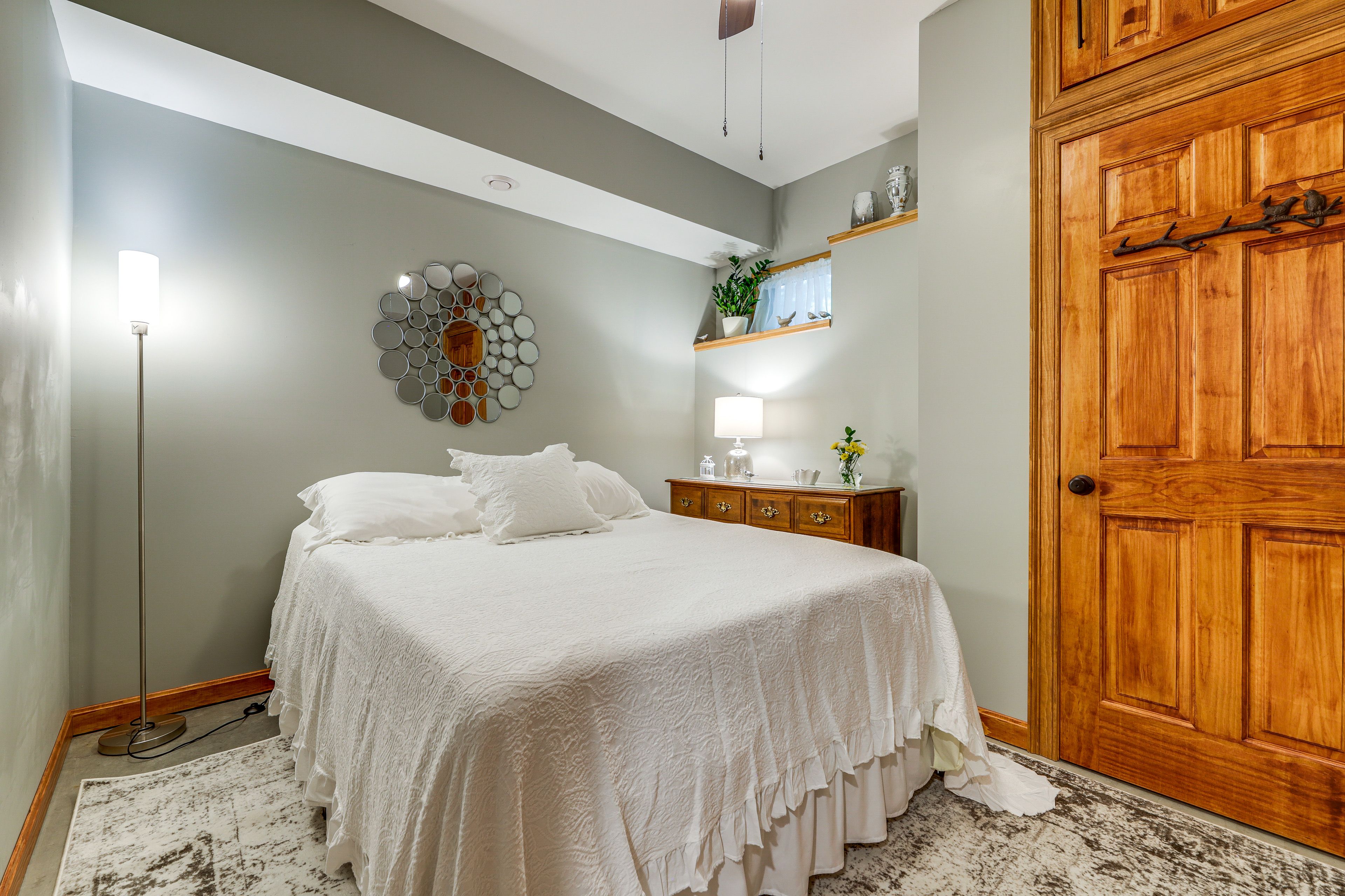 Bedroom | Queen Bed | Linens Provided