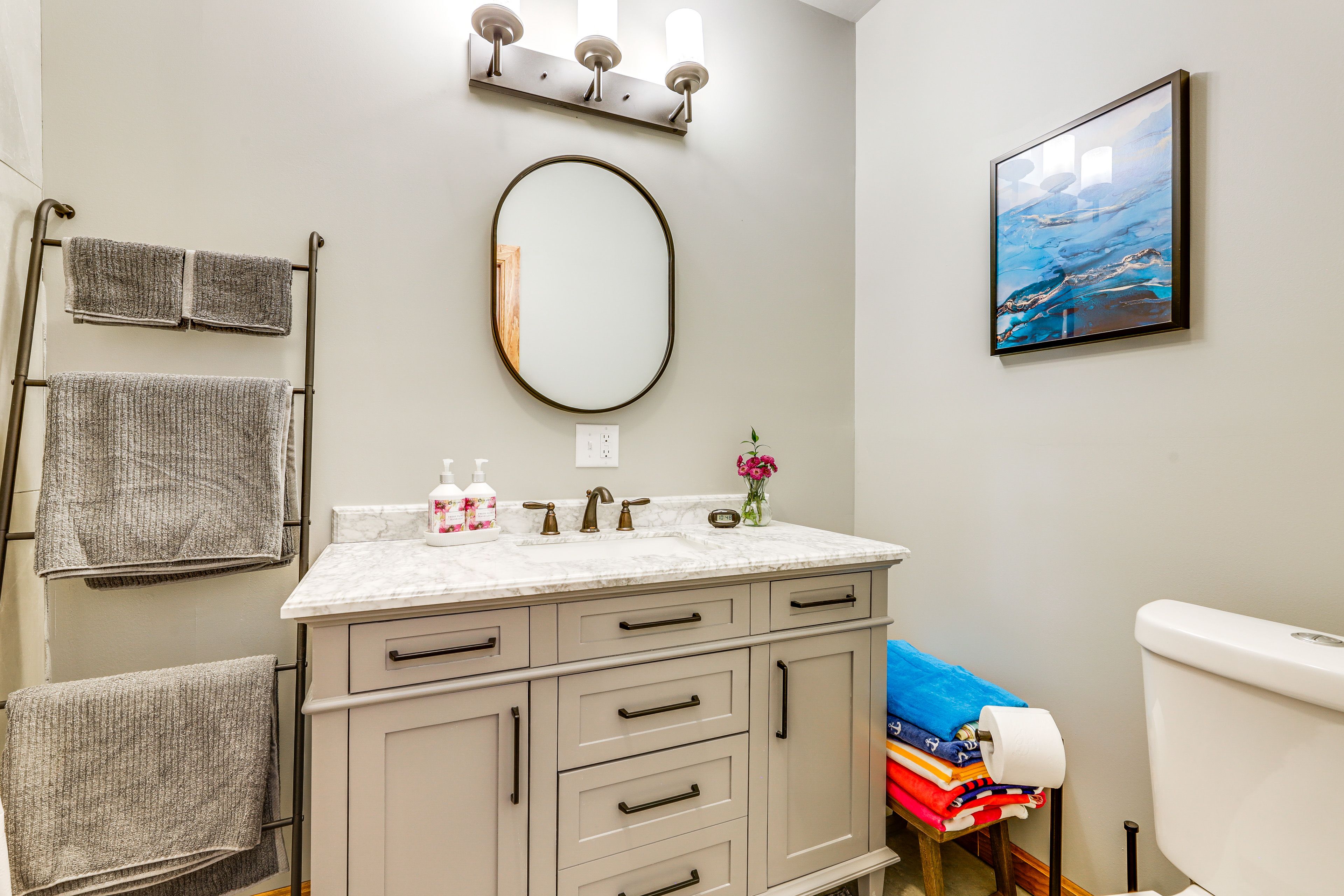 Full Bathroom | Towels Provided | Complimentary Toiletries