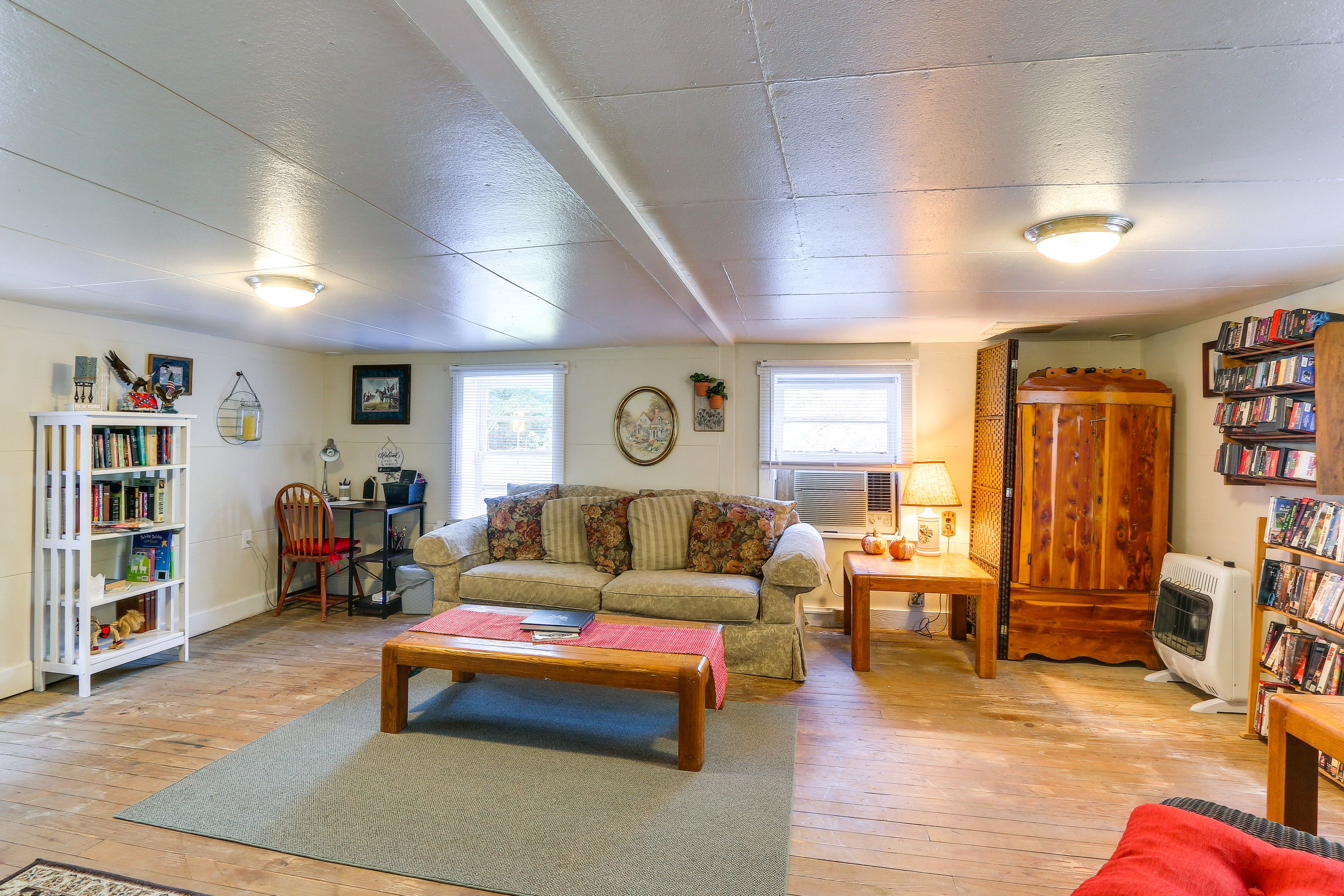 Living Room | Free WiFi | Flat-Screen TV | Window A/C Units