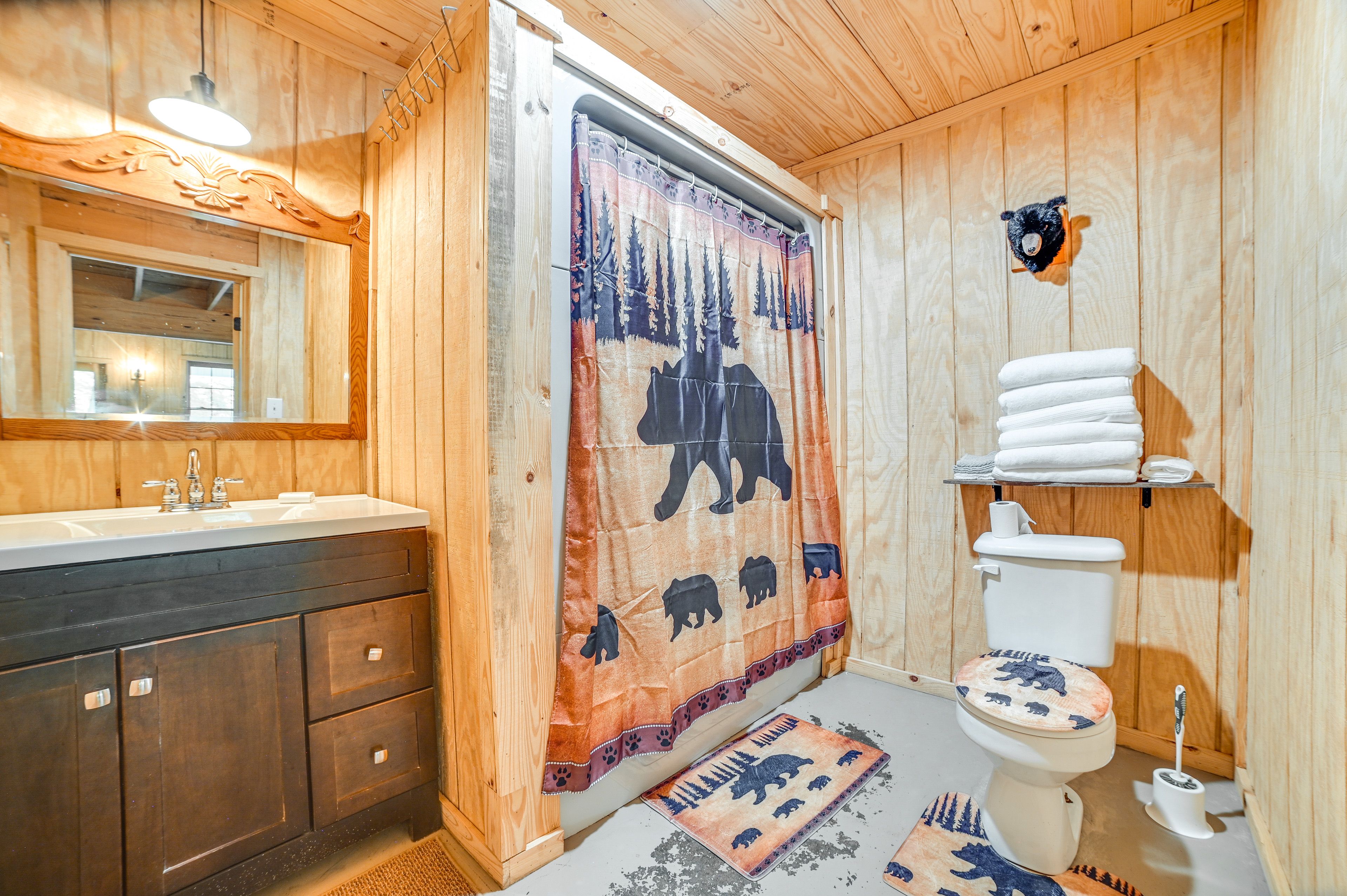 Full Bathroom | Towels Provided | Complimentary Toiletries