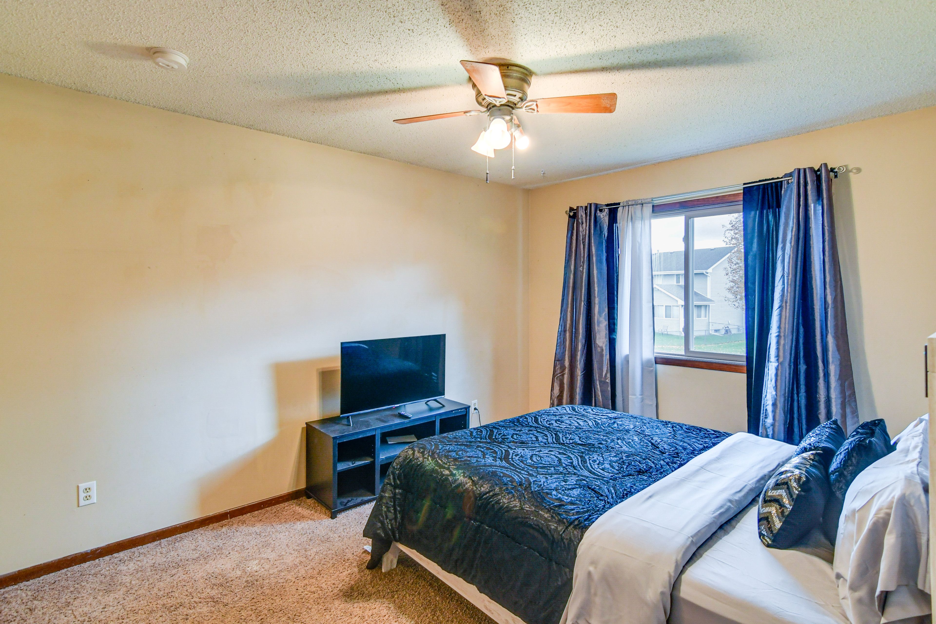 Bedroom 1 | Queen Bed | 1st Floor