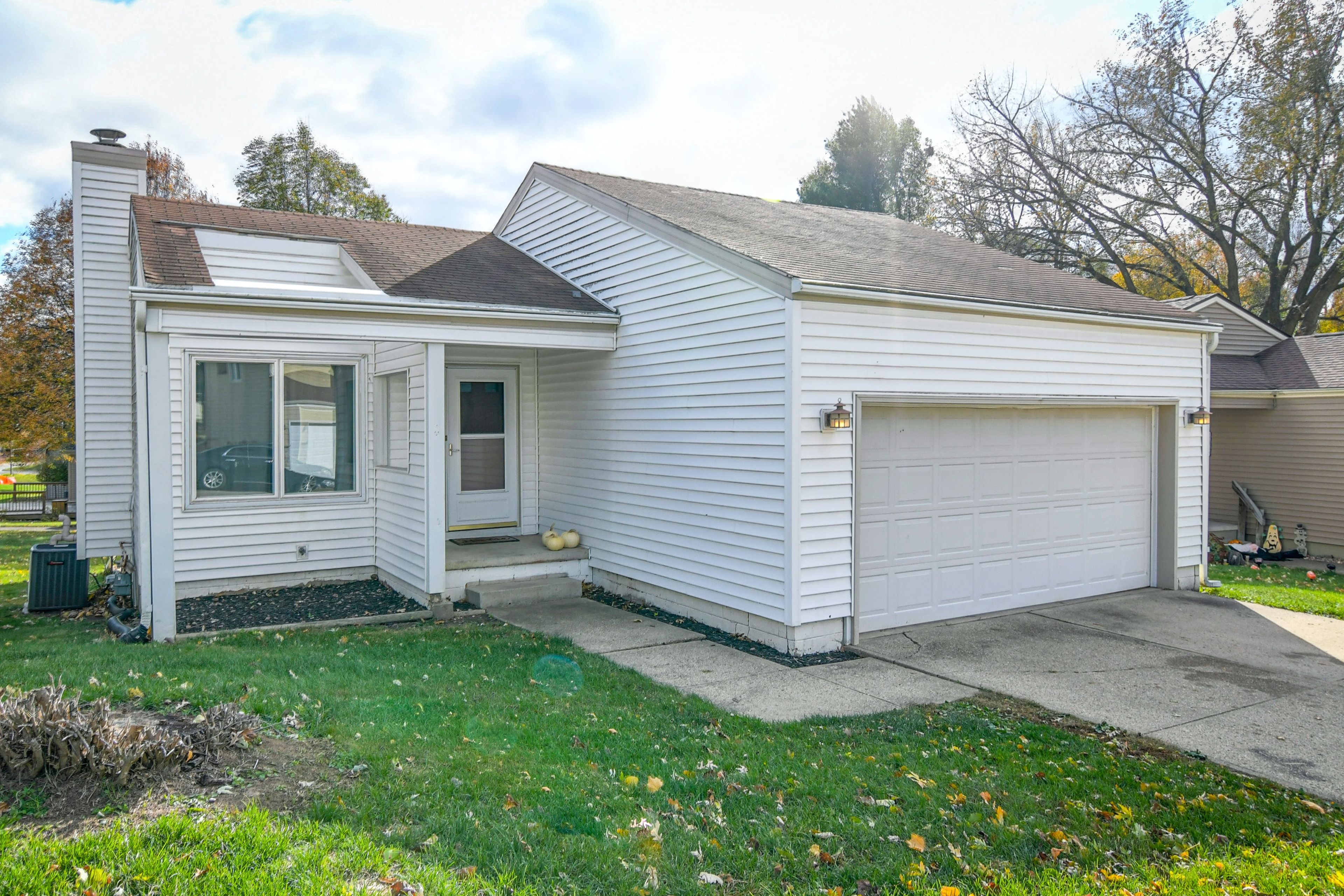 Urbandale Vacation Rental | 4BR | 2BA | 3 Steps Required | 1,077 Sq Ft