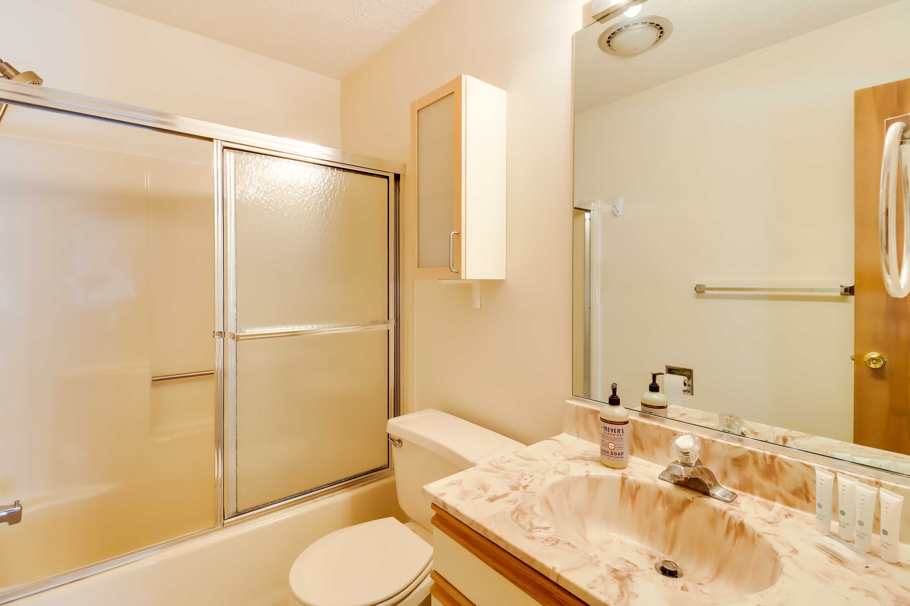 Full Bathroom | 1st Floor | Towels Provided