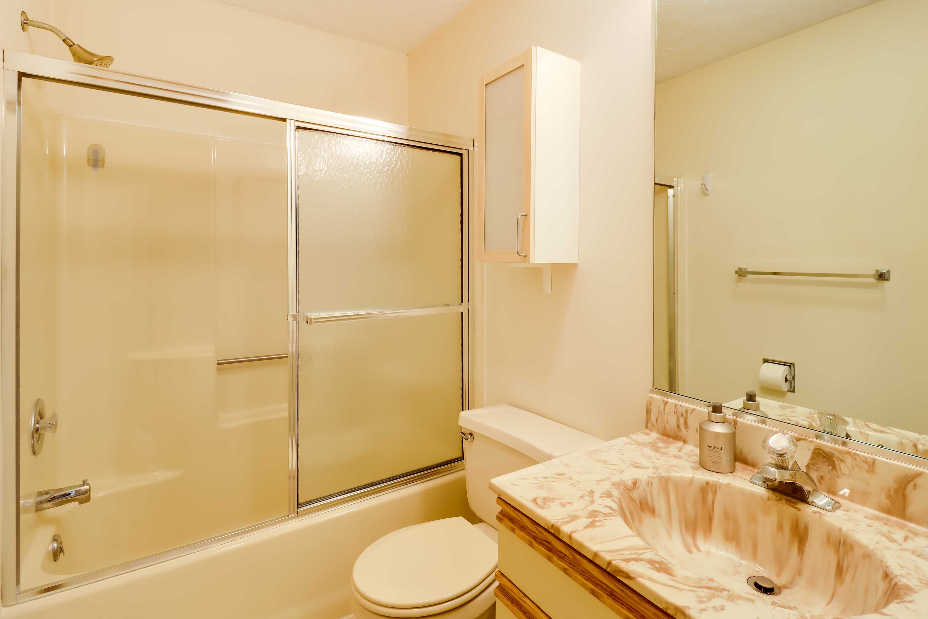 Full Bathroom | 2nd Floor | Complimentary Toiletries
