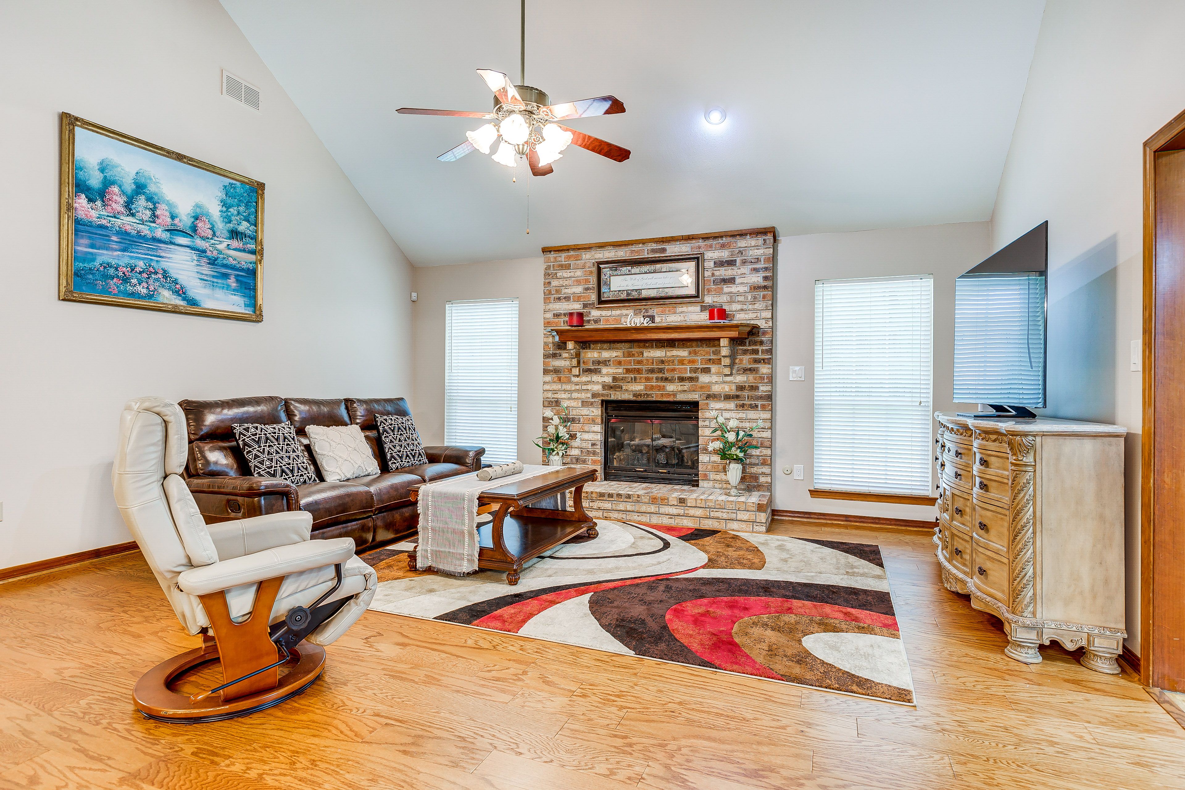 Living Room | Gas Fireplace (Decorative) | Central Heating & A/C | Free WiFi