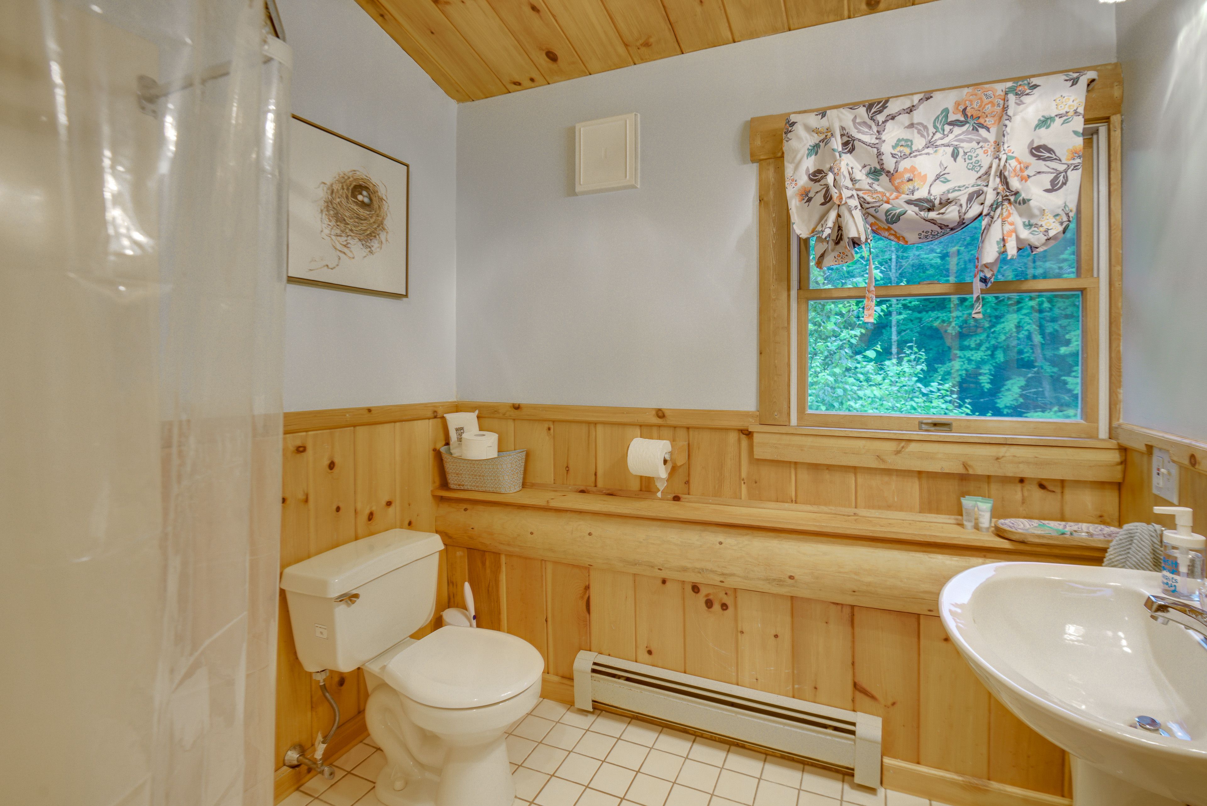 Full Bathroom | Towels Provided | Complimentary Toiletries