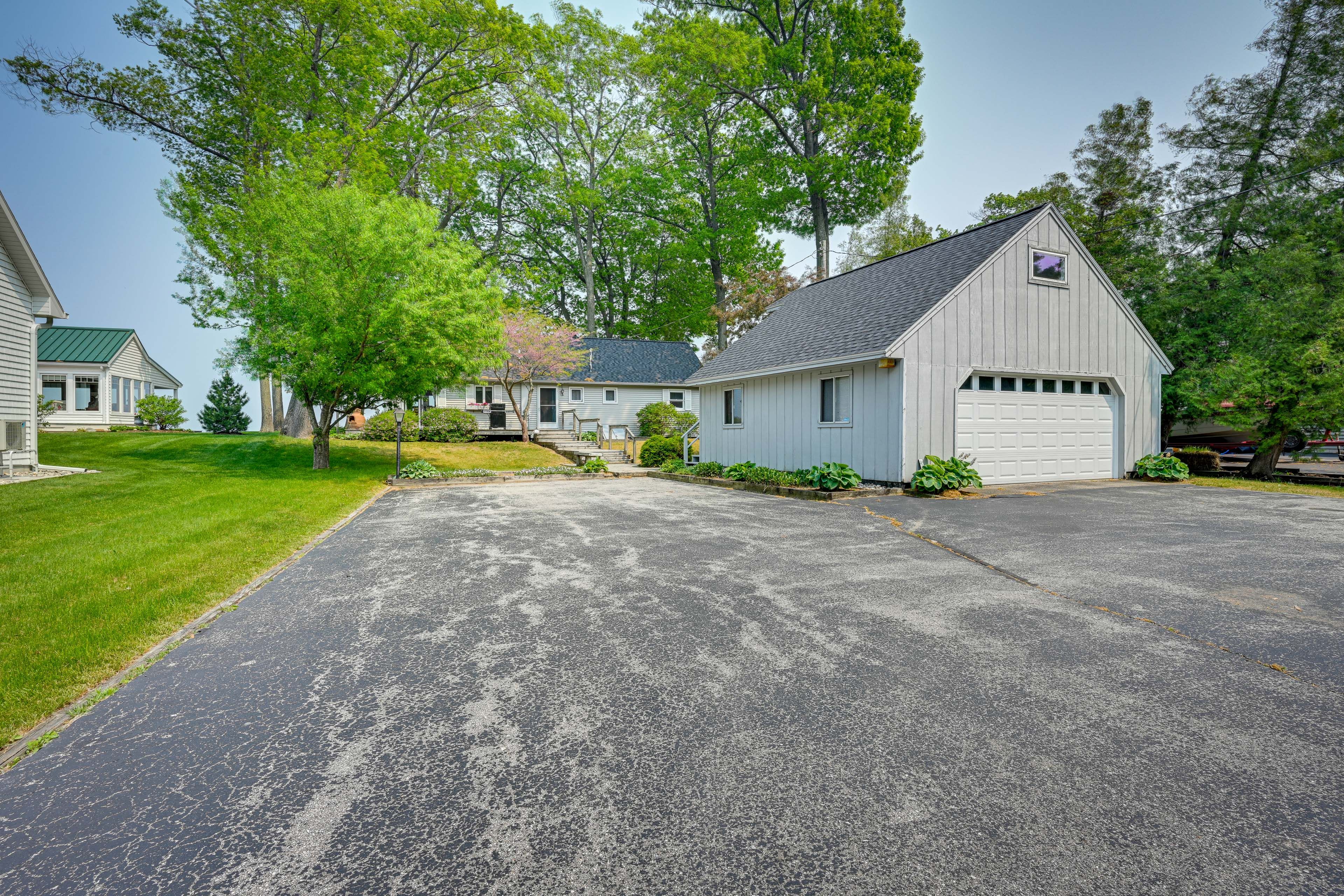 Parking | Driveway (5 Vehicles)
