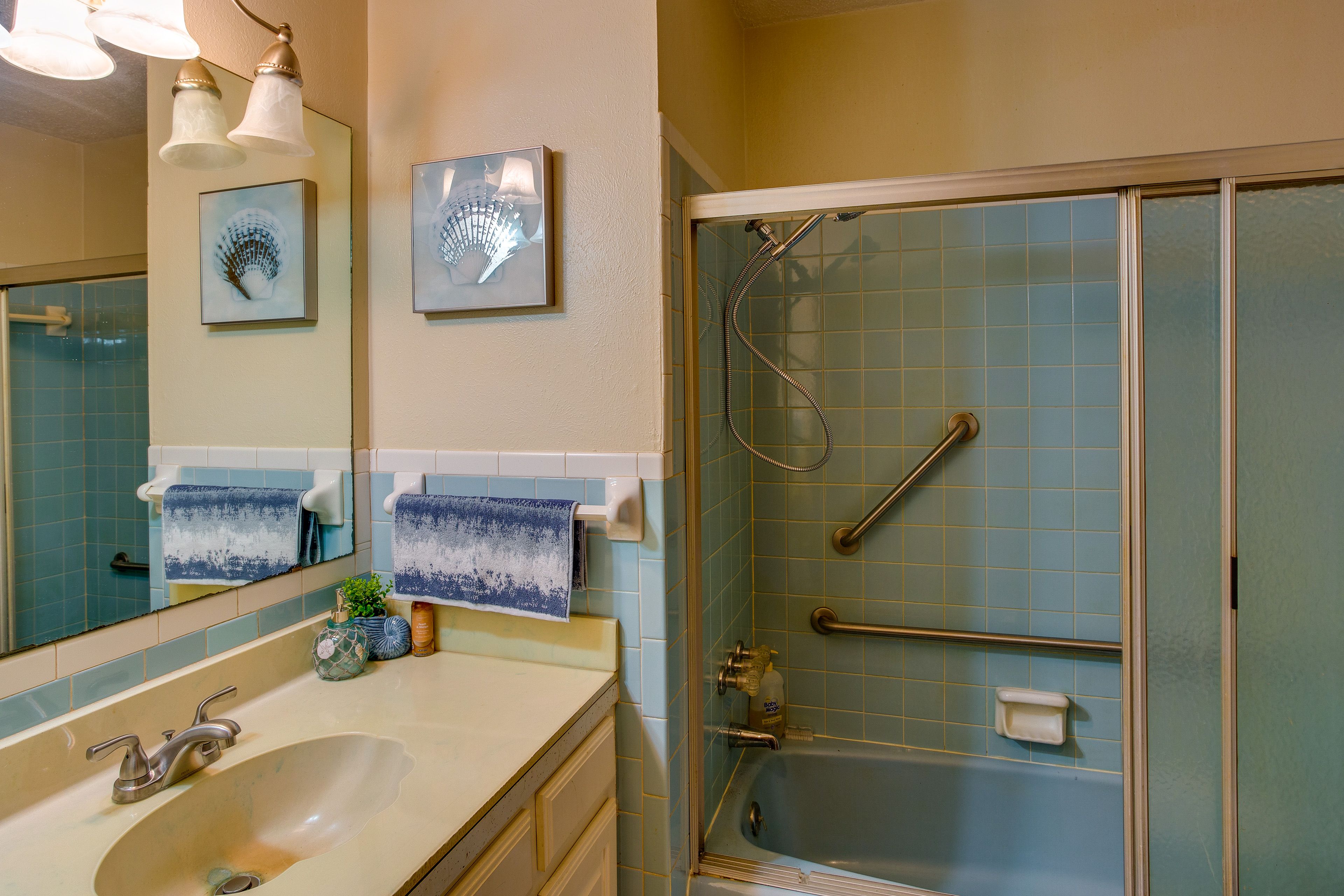 Full Bathroom | Main Level | Complimentary Toiletries