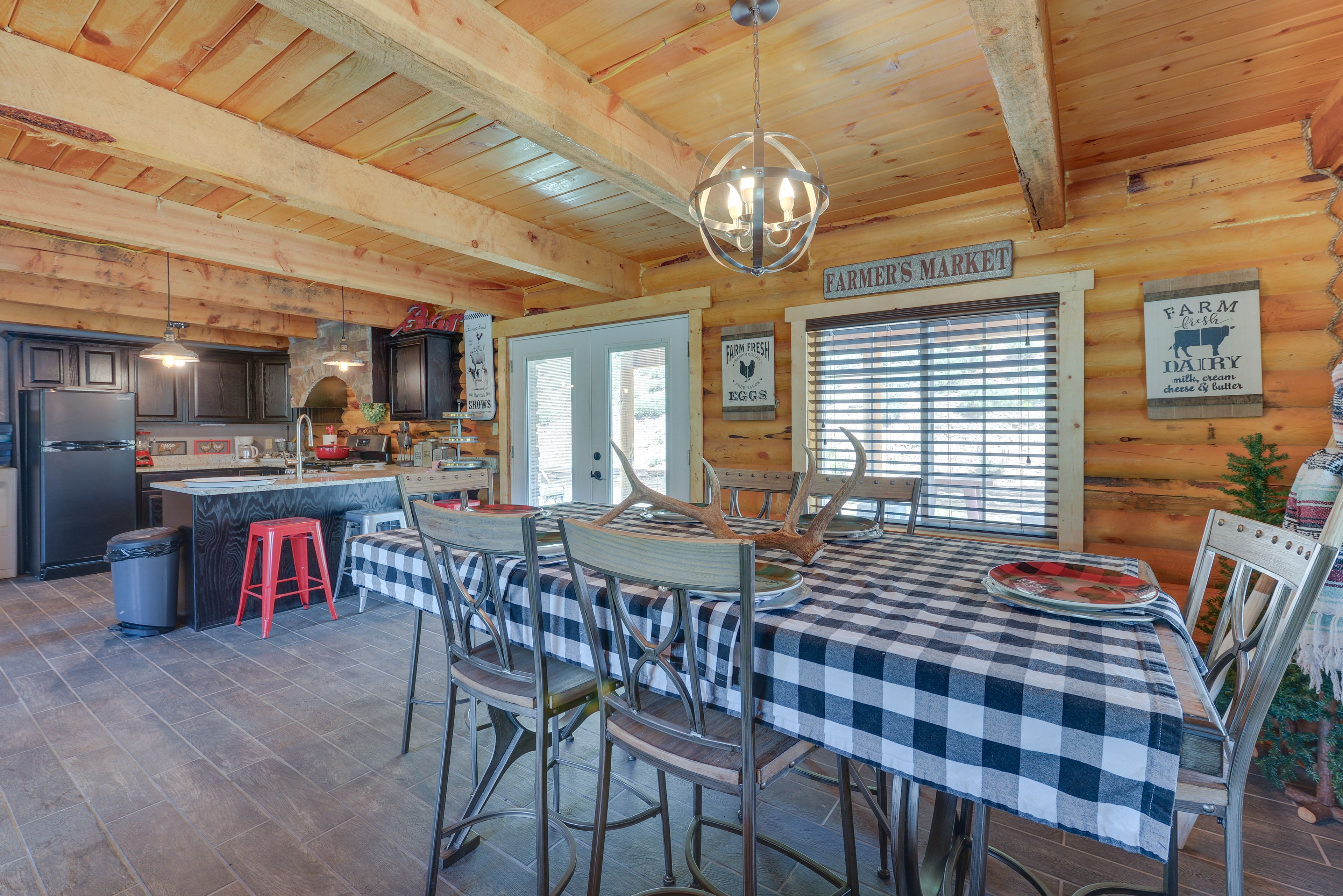 Dining Area | Dishware & Flatware Provided