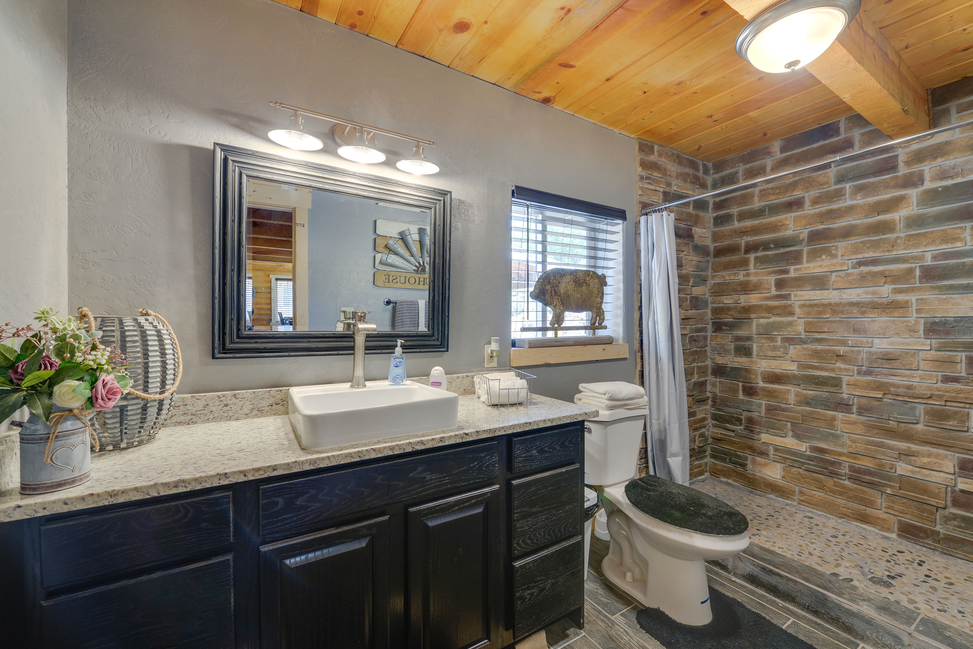 Full Bathroom | Towels Provided