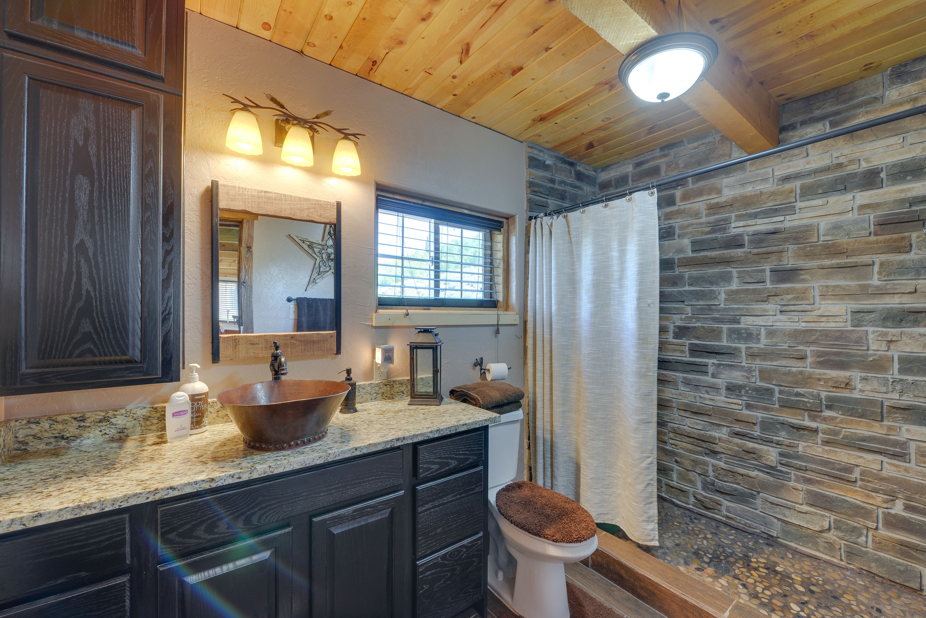 Full Bathroom | Towels Provided